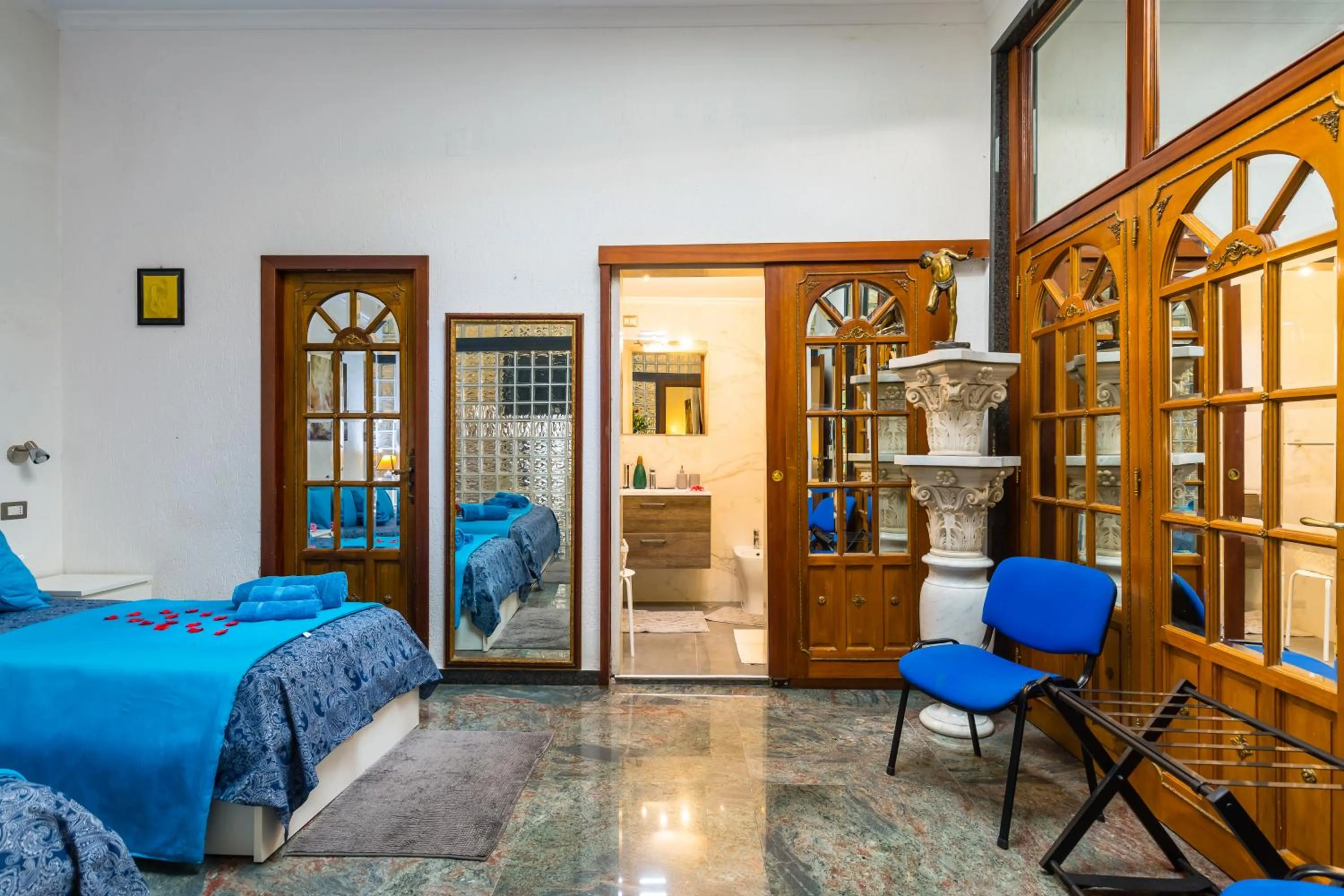 Photo of the whole room in Museo Filangieri Suite
