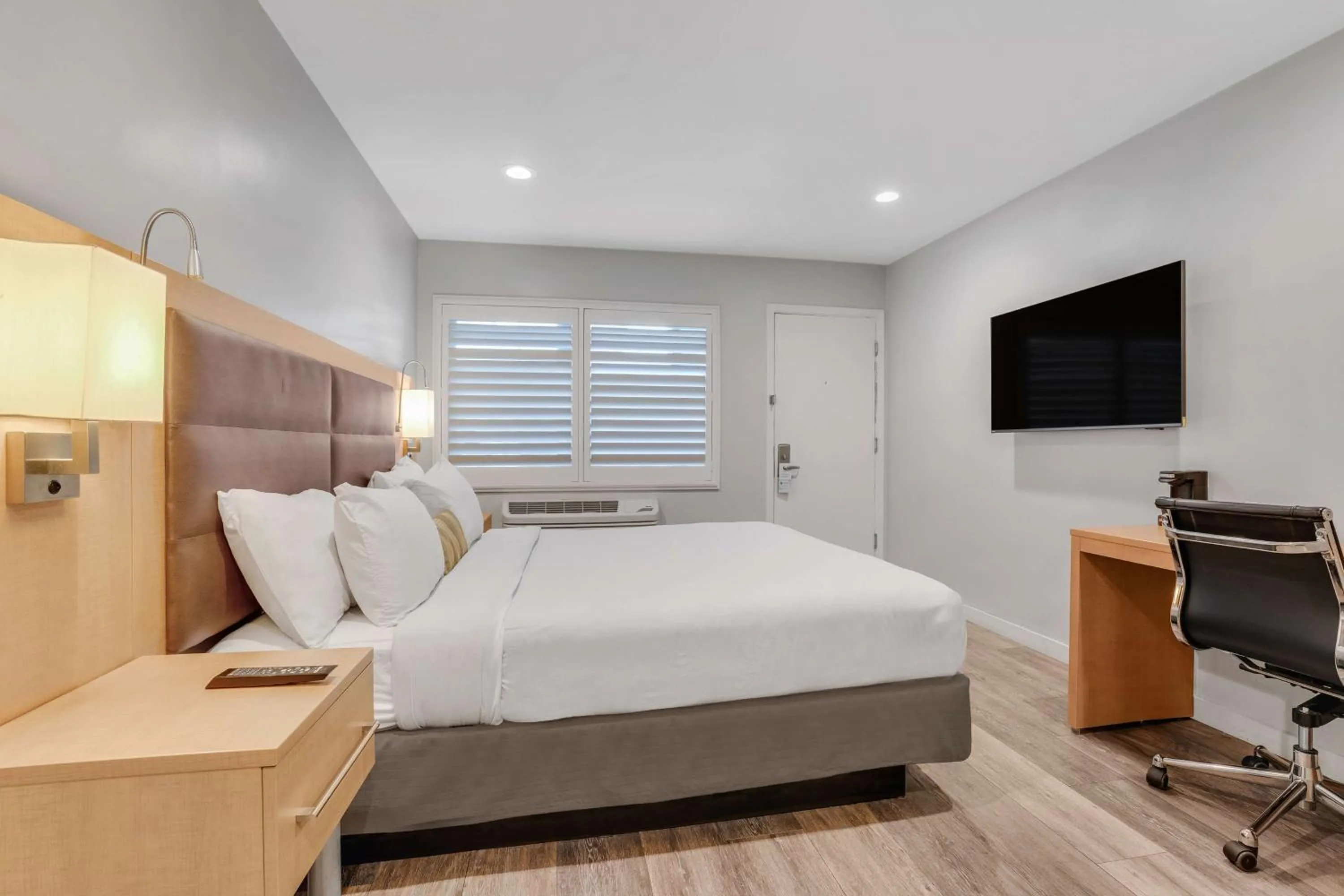 Bedroom, Bed in Travelodge by Wyndham Berkeley