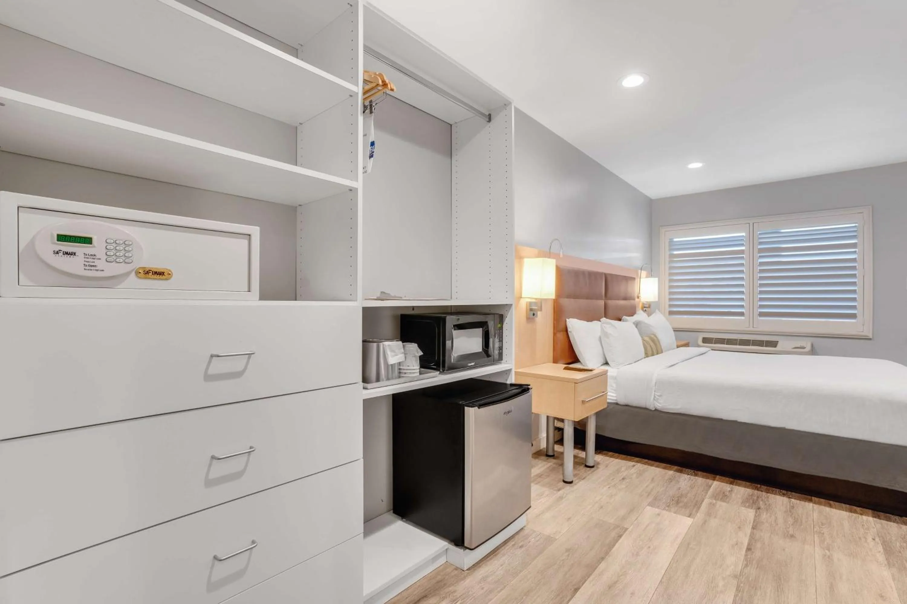 Bedroom, Bed in Travelodge by Wyndham Berkeley