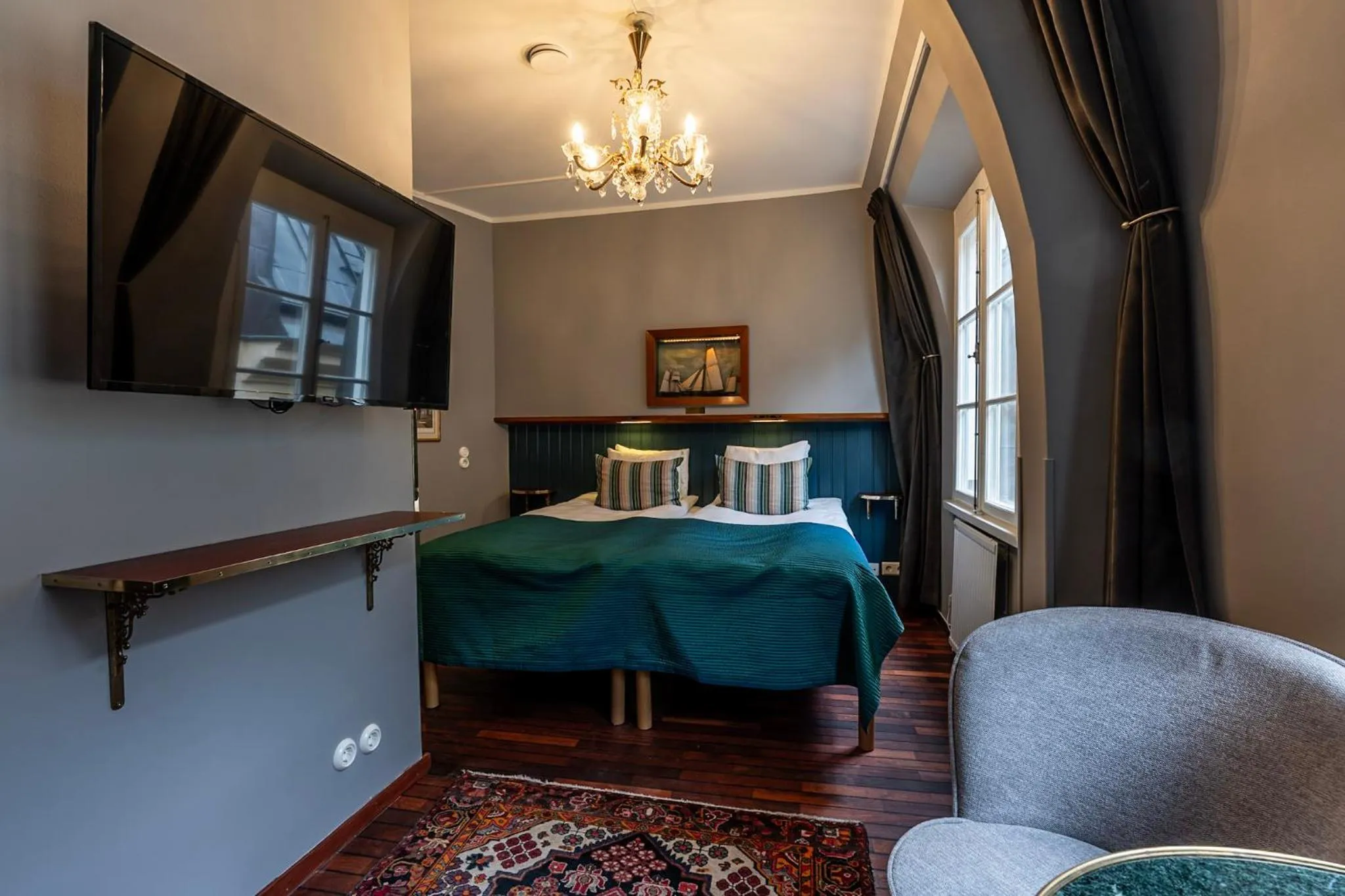 Bed in Lord Nelson Hotel