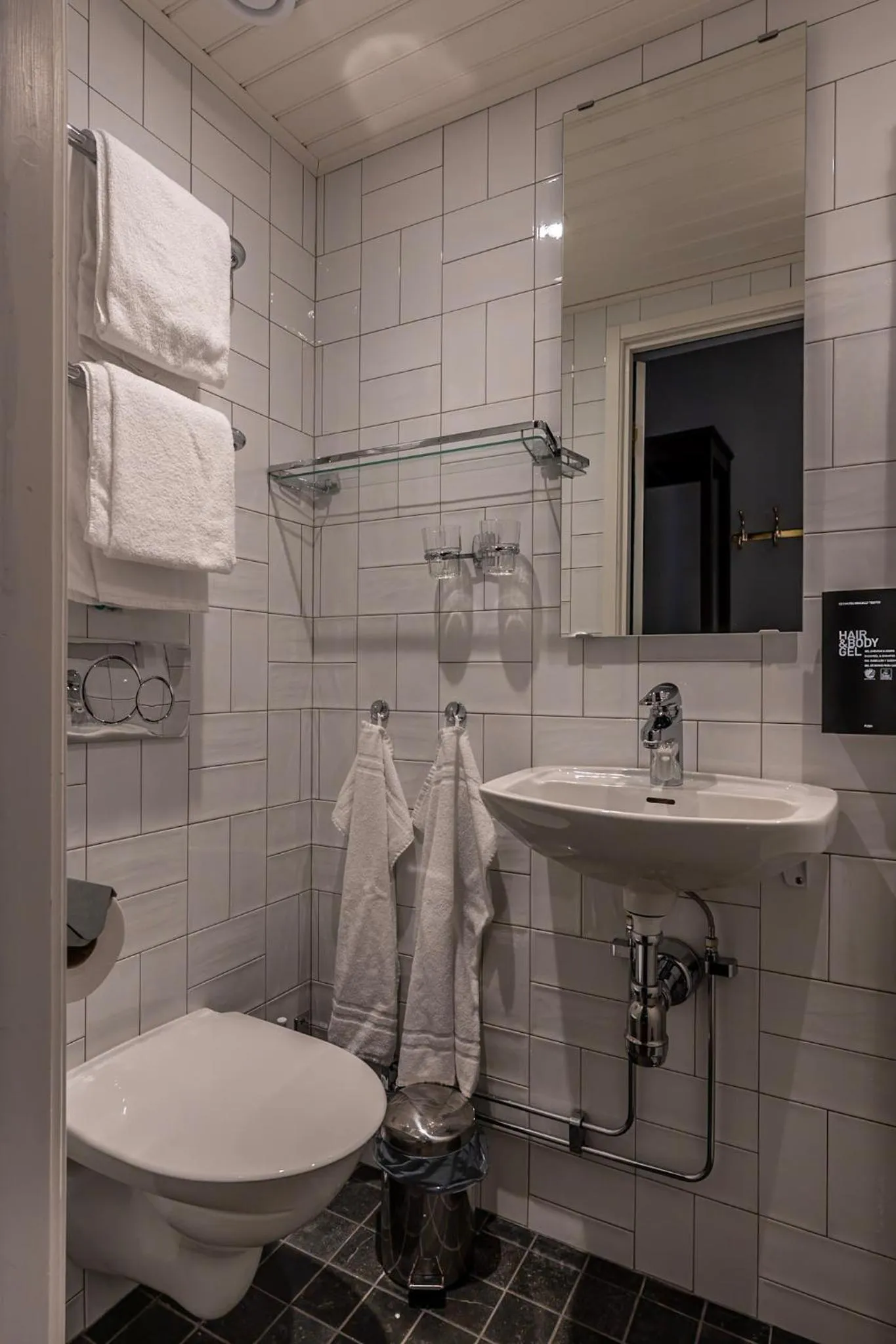 Toilet in Lord Nelson Hotel