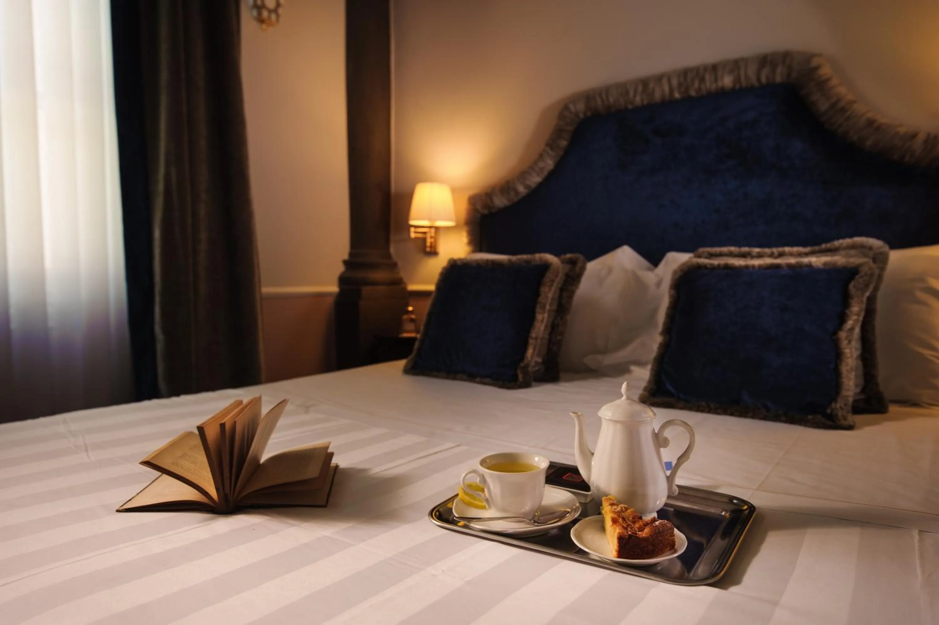 Decorative detail, Bed in Palazzo Roselli Cecconi