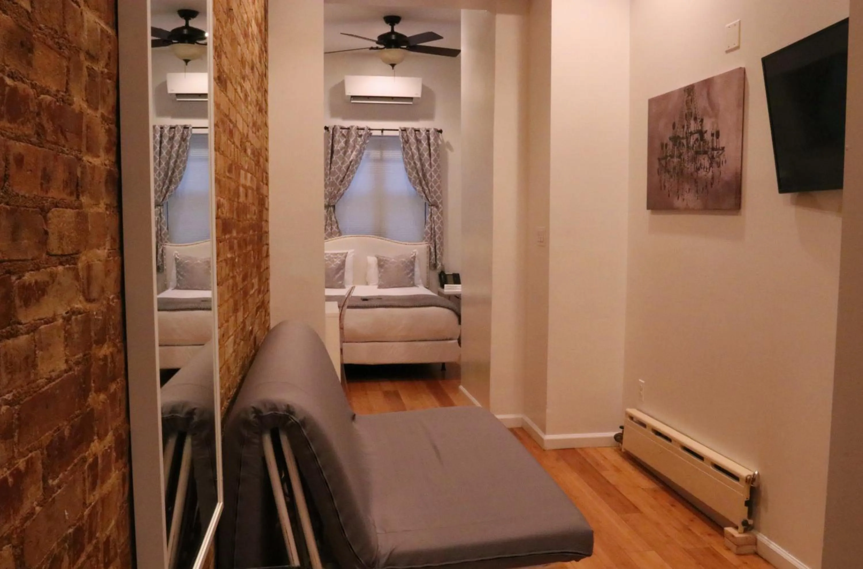 Photo of the whole room, Bed in Chelsea Inn