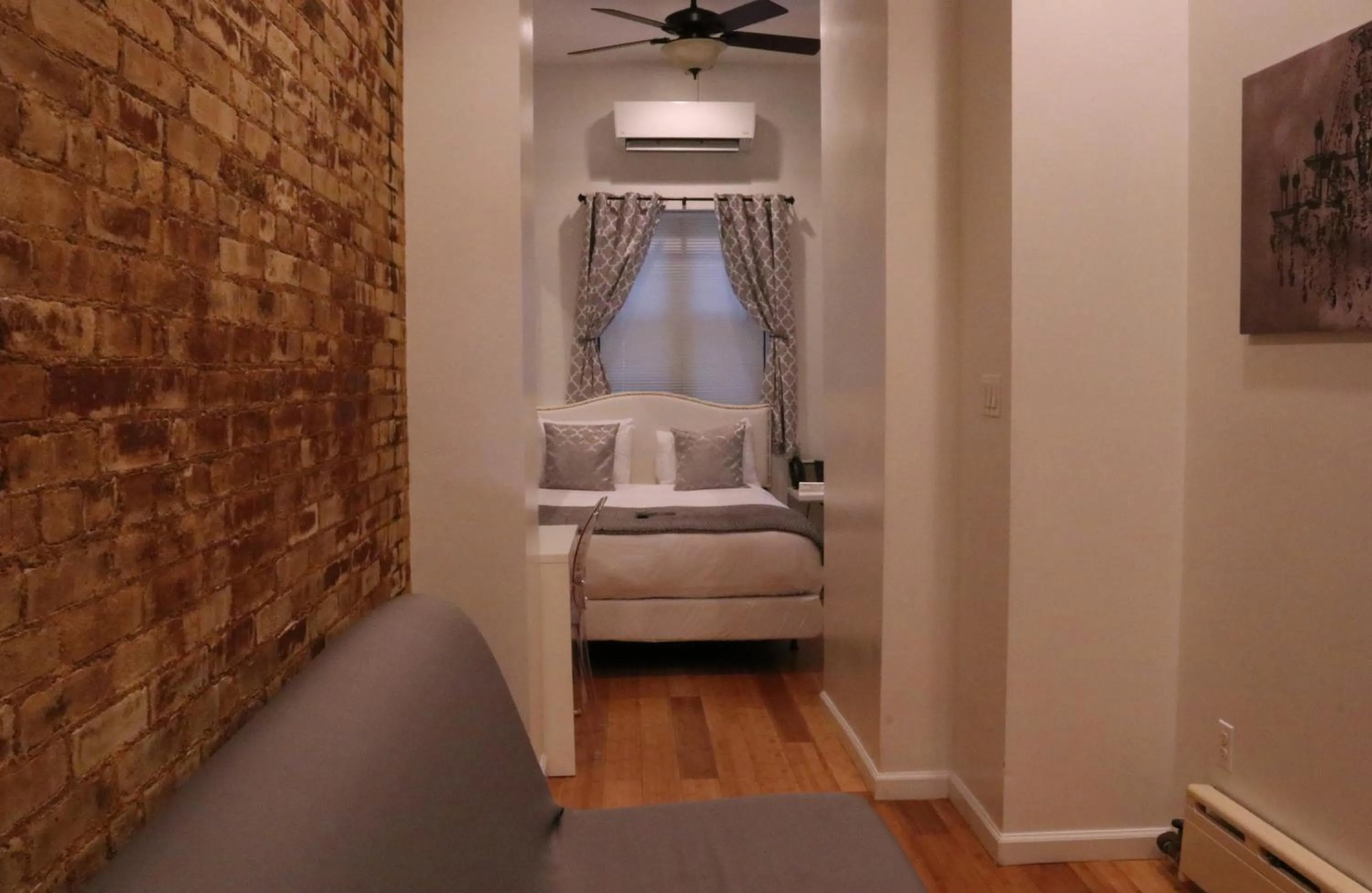 Photo of the whole room, Bed in Chelsea Inn