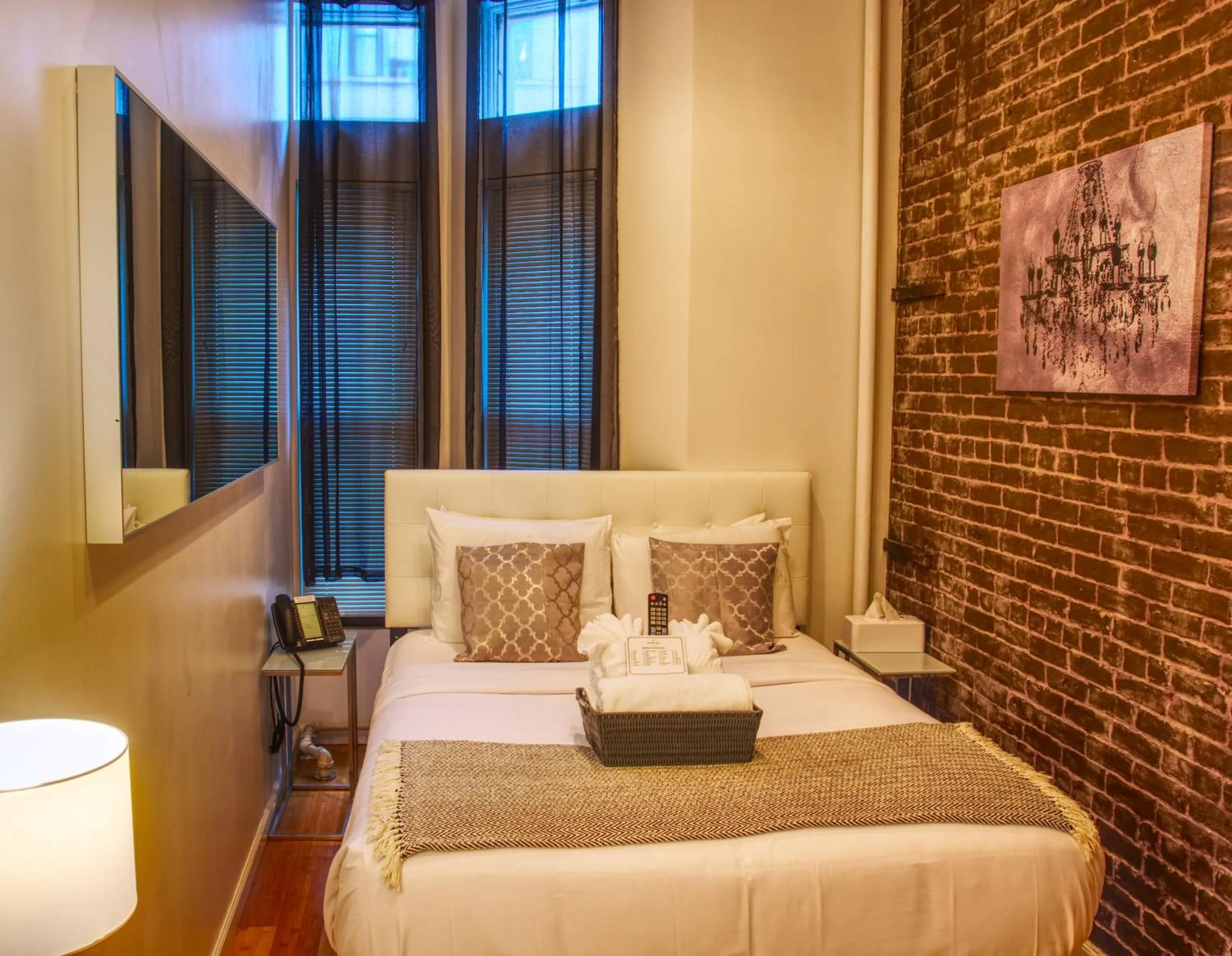 Photo of the whole room, Bed in Chelsea Inn