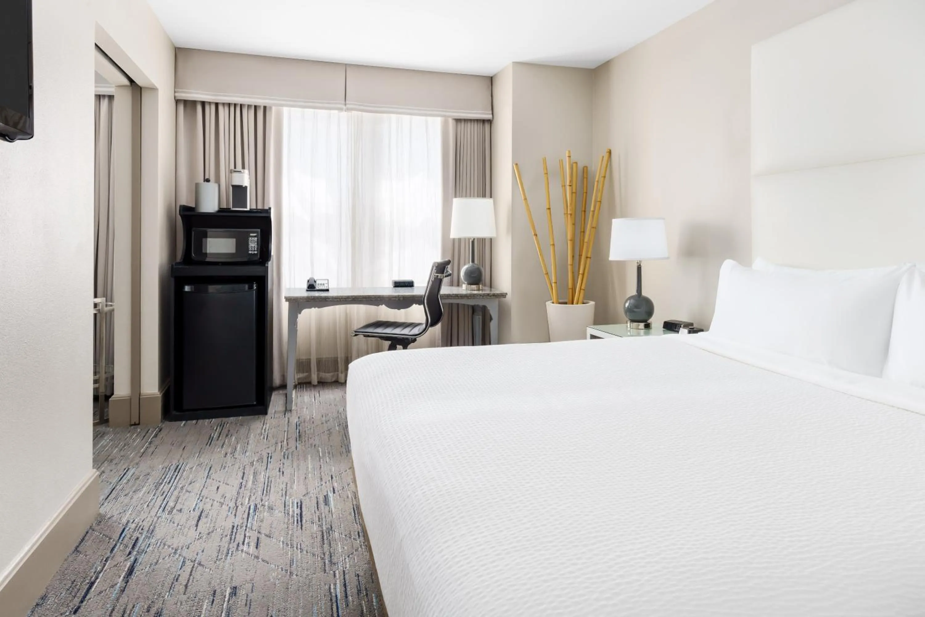 minibar, Bed in Holiday Inn Express Chicago - Magnificent Mile by IHG