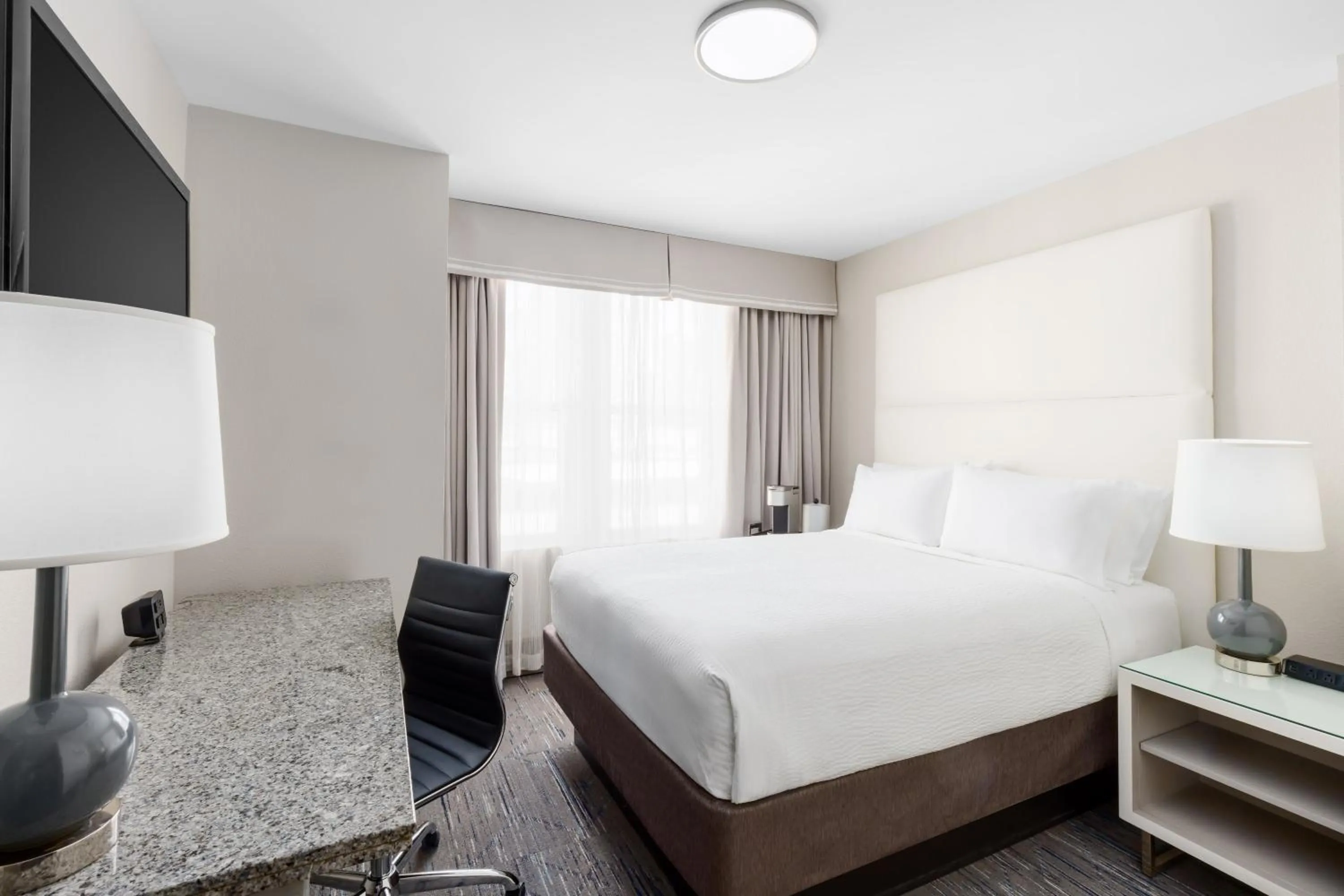 TV and multimedia, Bed in Holiday Inn Express Chicago - Magnificent Mile by IHG