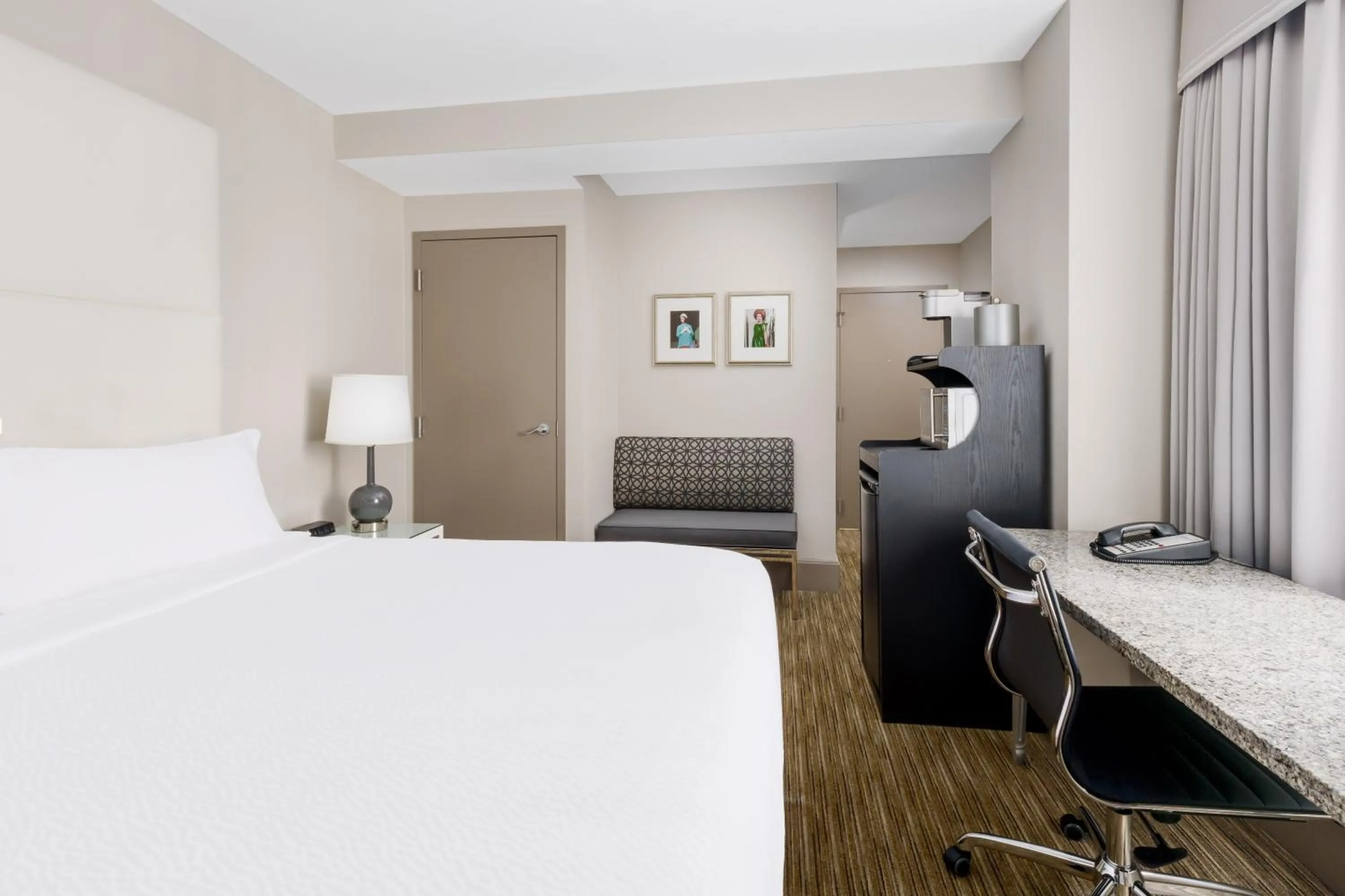 minibar, Bed in Holiday Inn Express Chicago - Magnificent Mile by IHG
