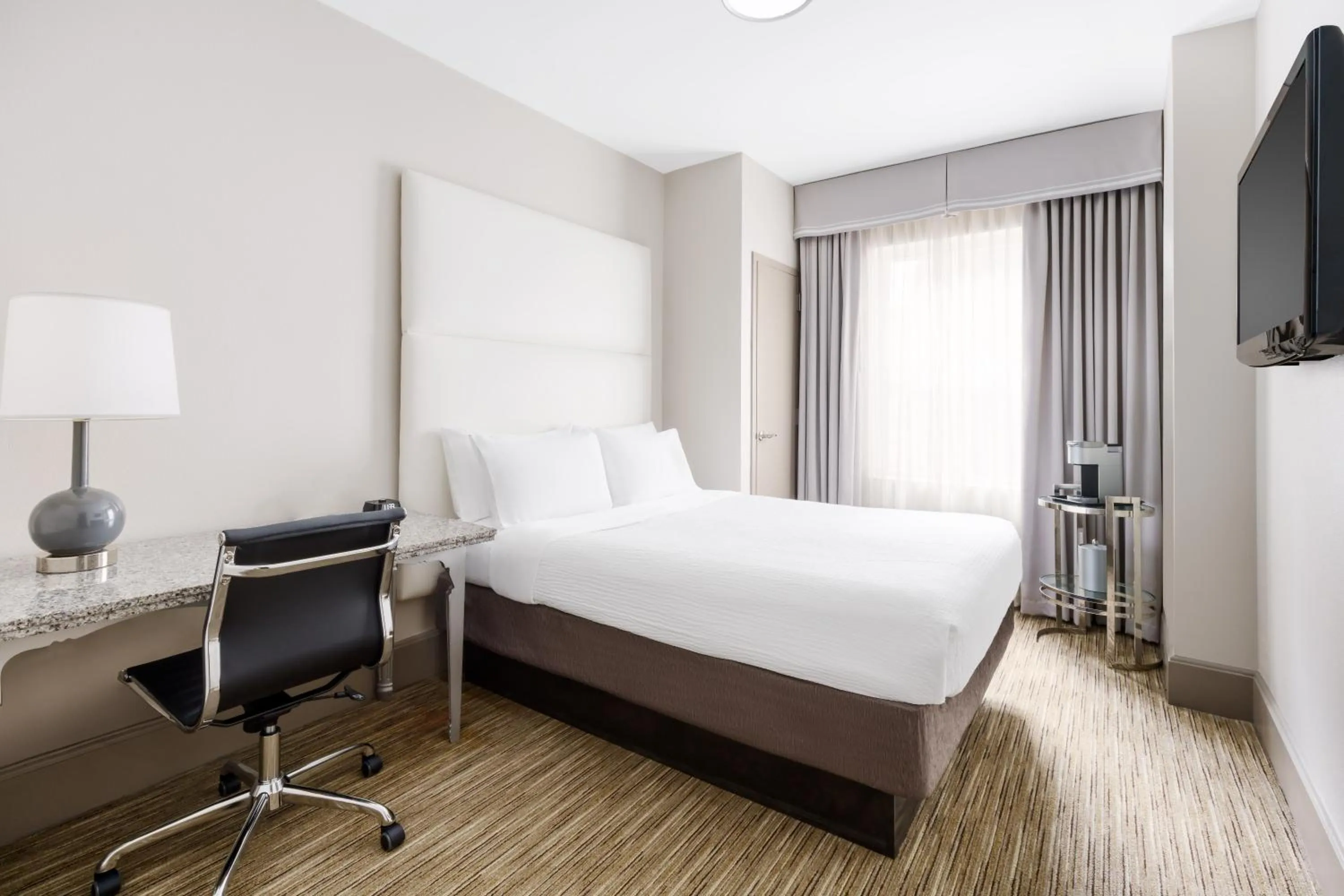 View (from property/room), Bed in Holiday Inn Express Chicago - Magnificent Mile by IHG