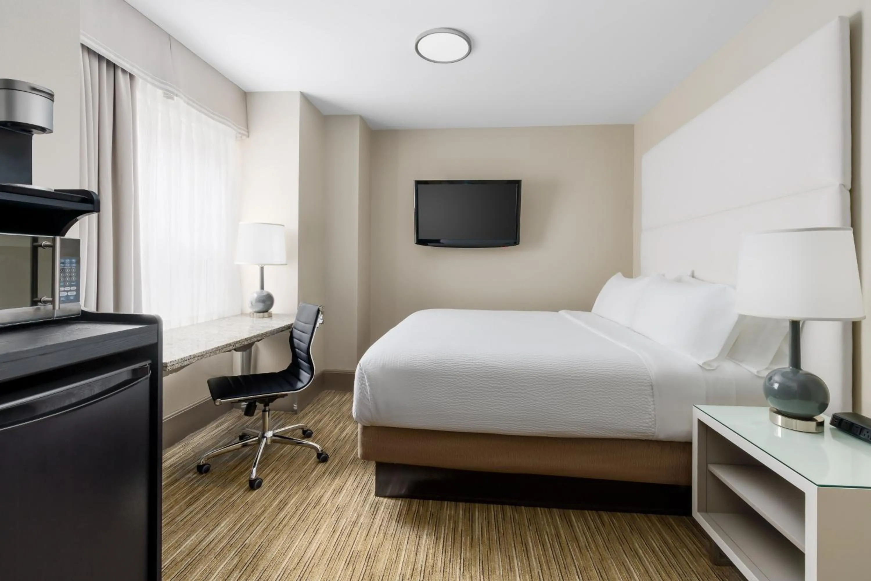 minibar, Bed in Holiday Inn Express Chicago - Magnificent Mile by IHG