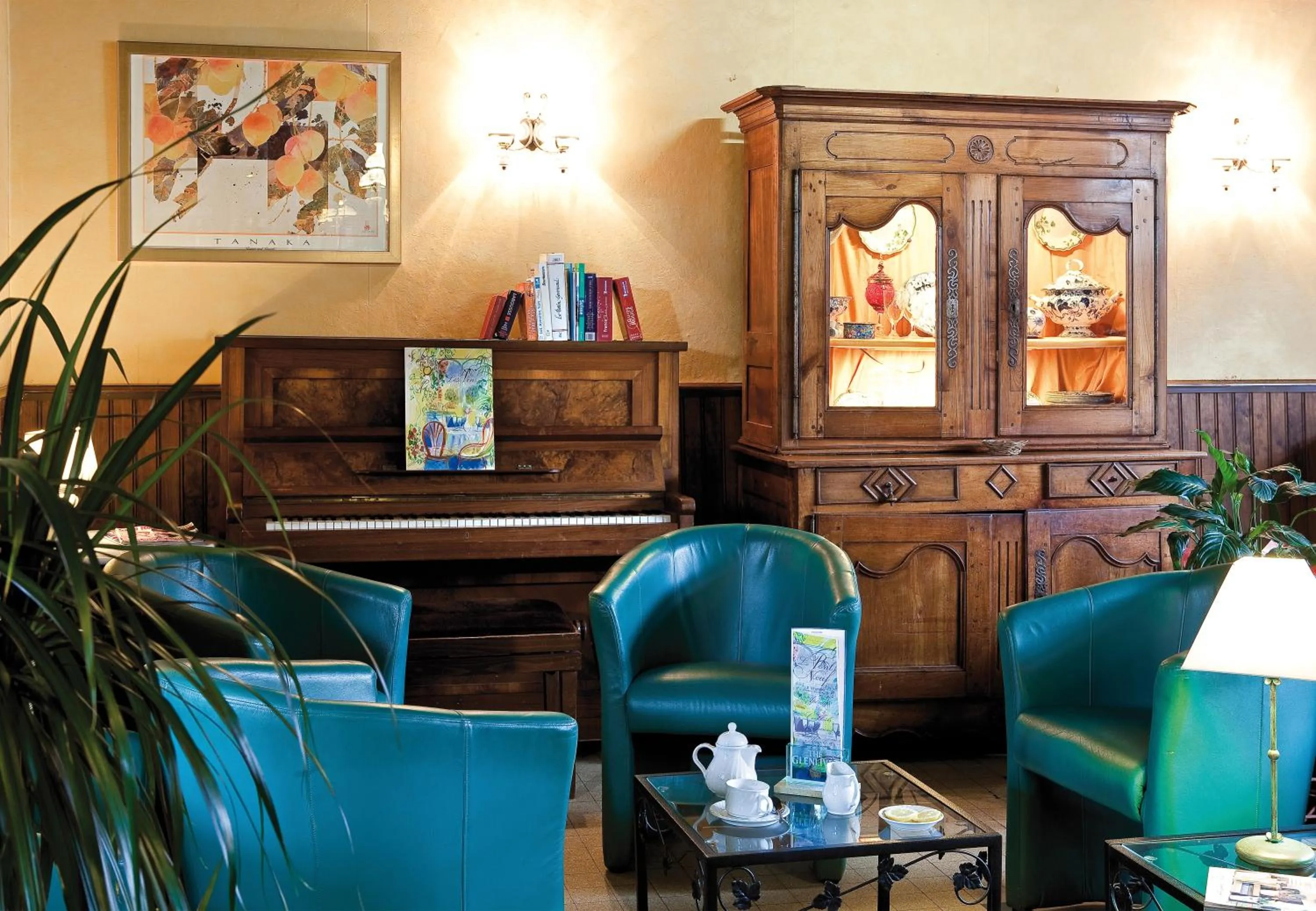 Communal lounge/ TV room in Logis Hôtel du Pont Neuf