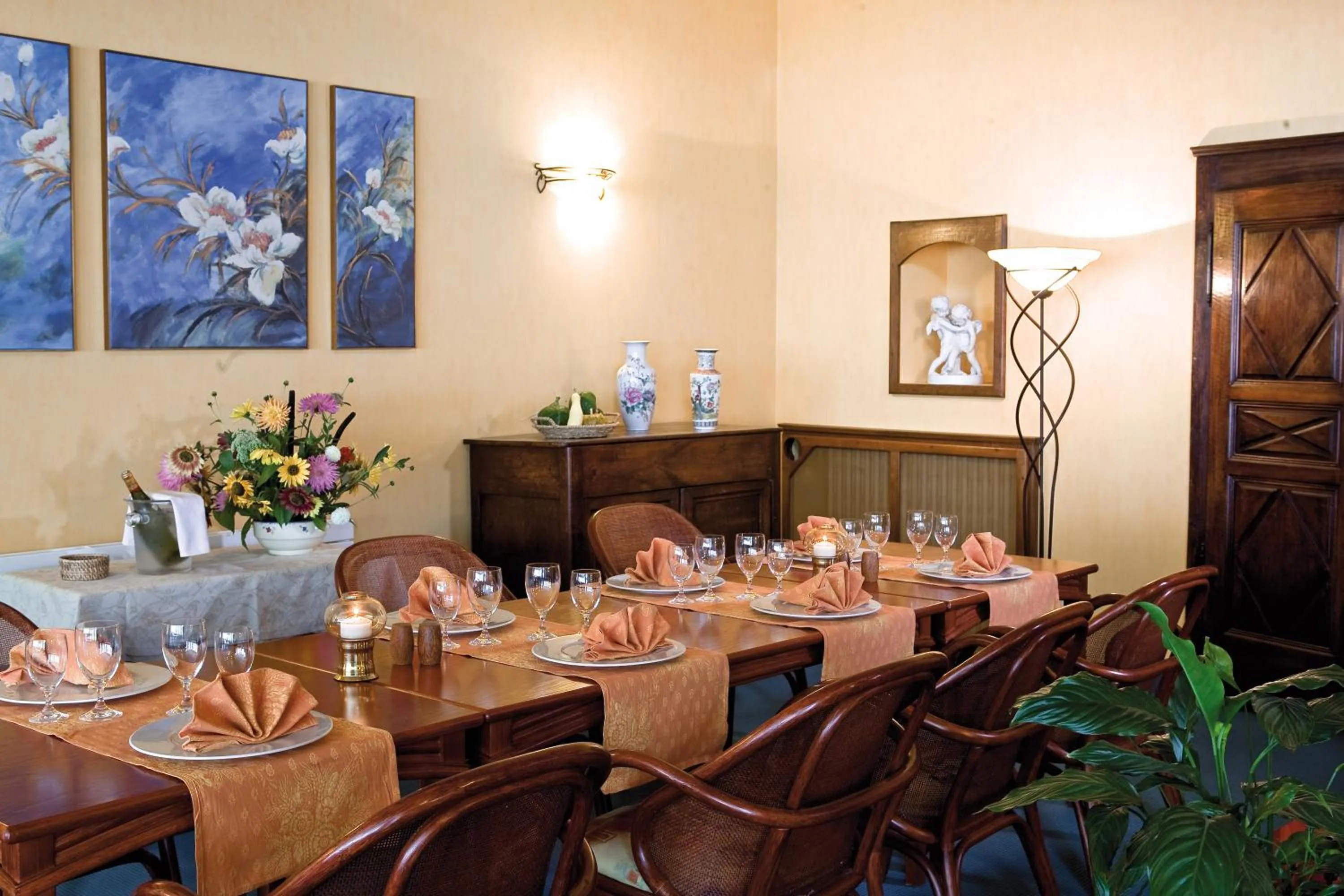 Restaurant/places to eat in Logis Hôtel du Pont Neuf