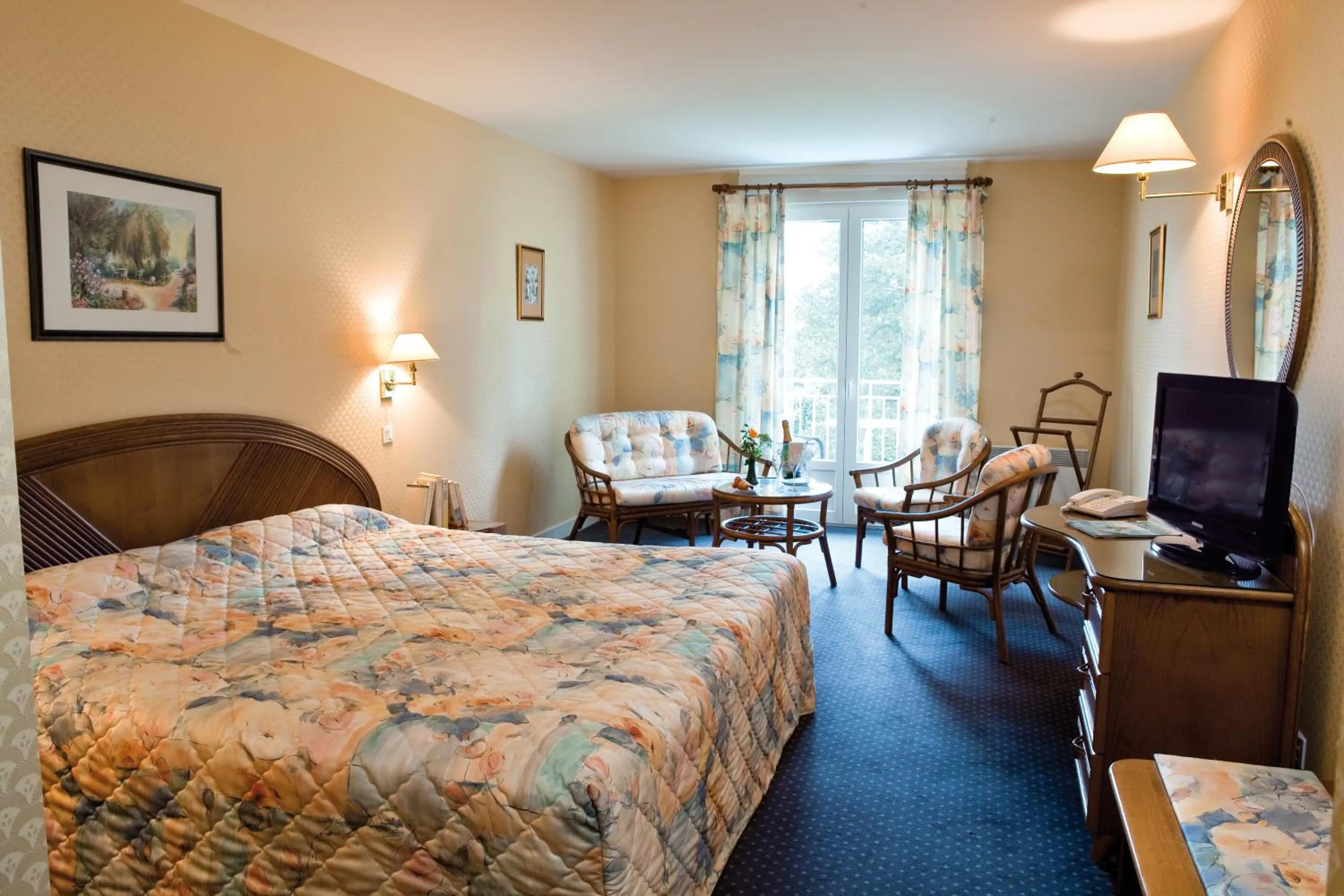 Photo of the whole room in Logis Hôtel du Pont Neuf