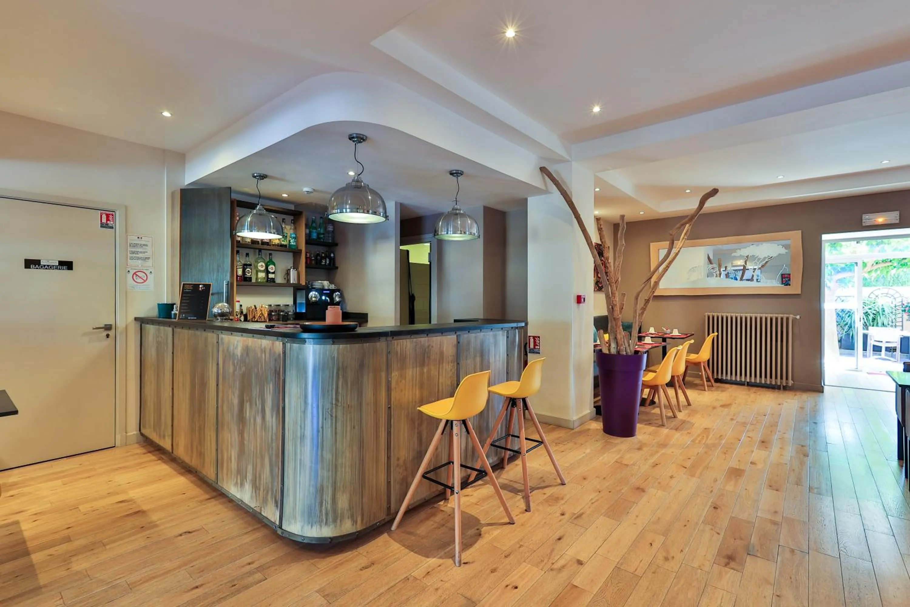 Lounge or bar in Hôtel Provençal