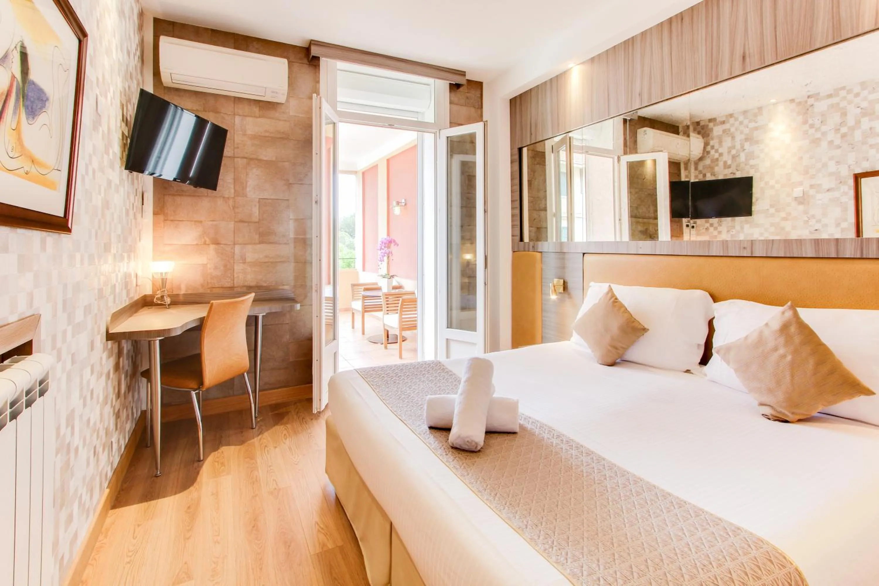 Photo of the whole room, Bed in Hôtel Provençal