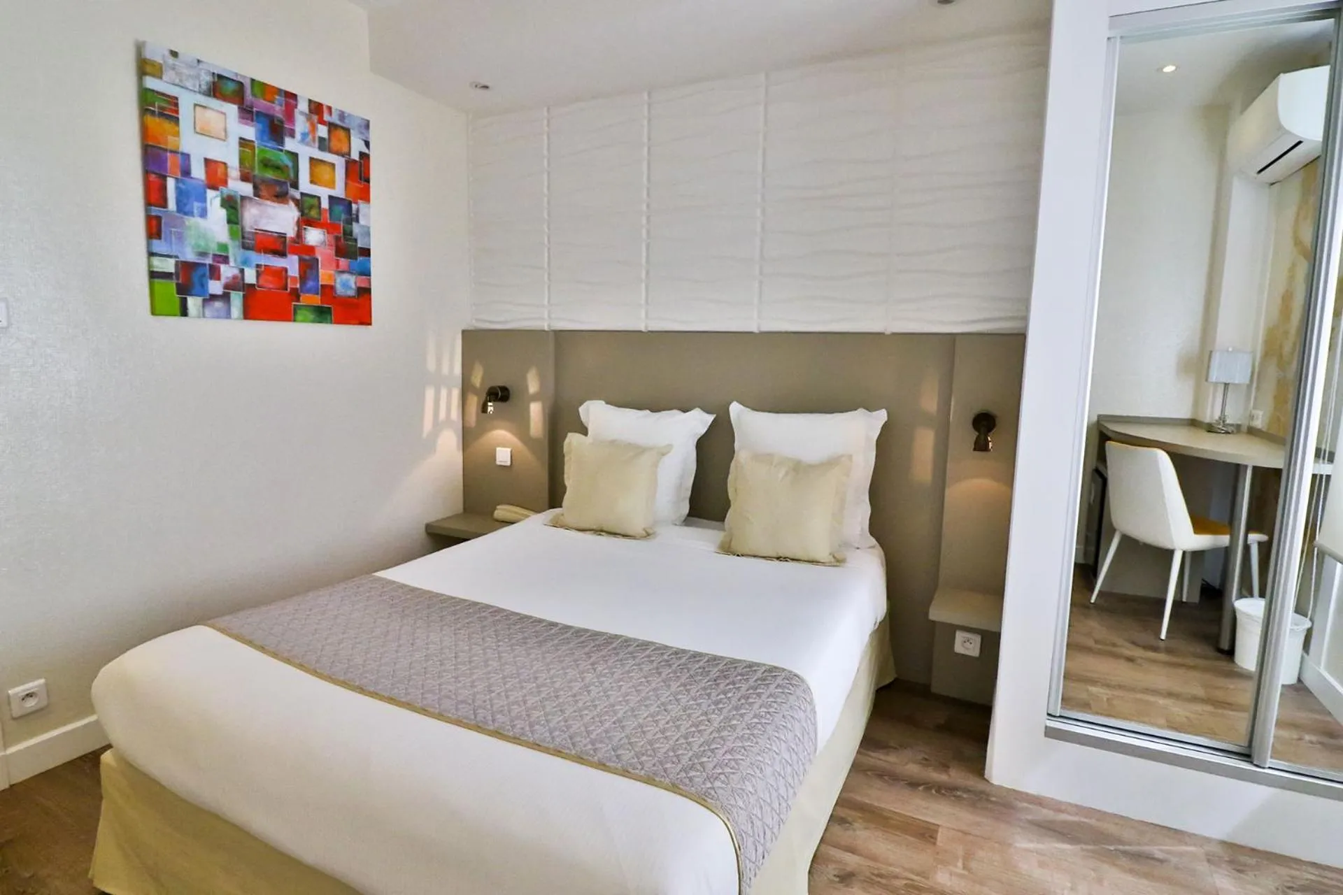 Bedroom, Bed in Hôtel Provençal