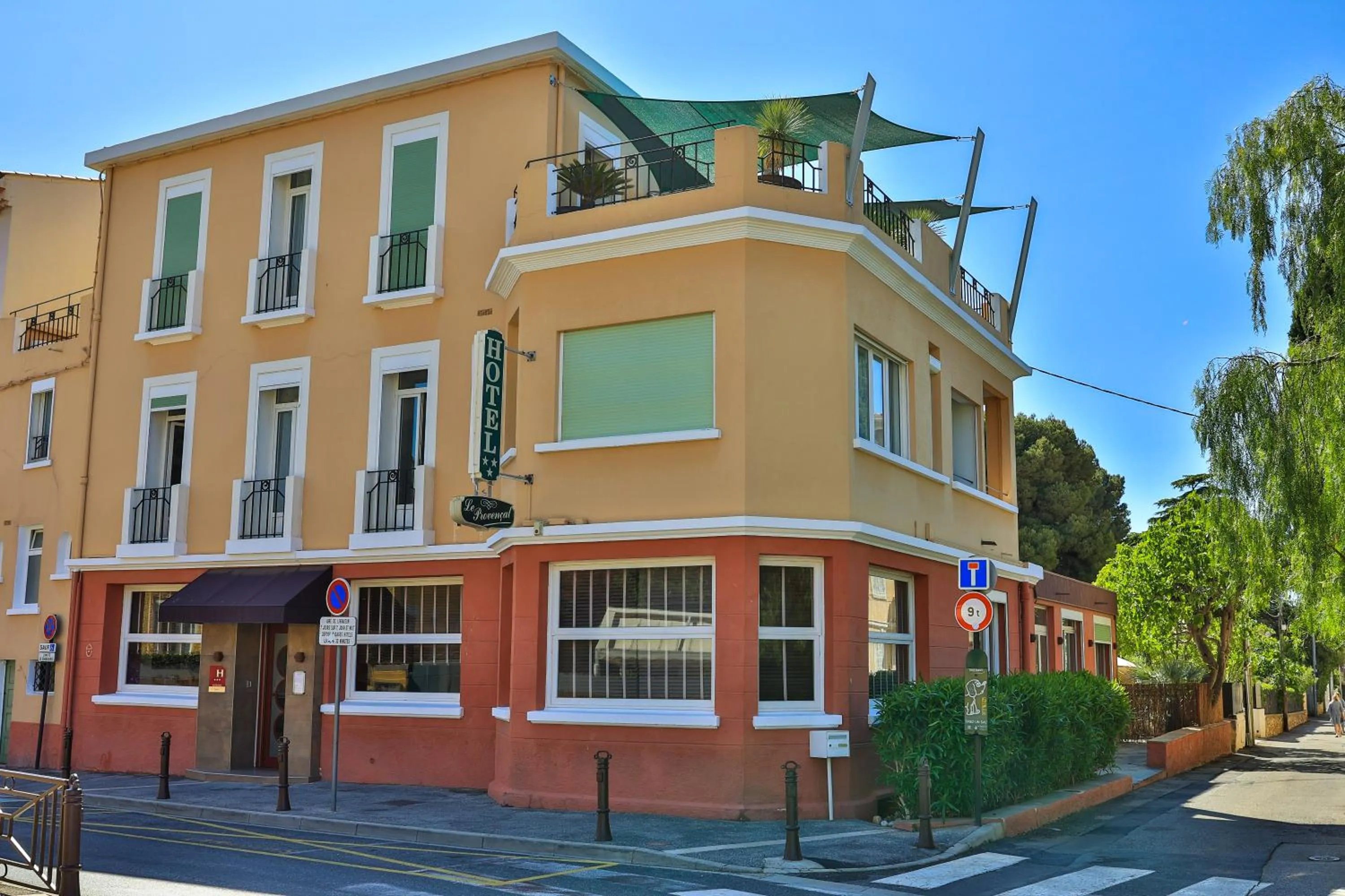 Property building in Hôtel Provençal