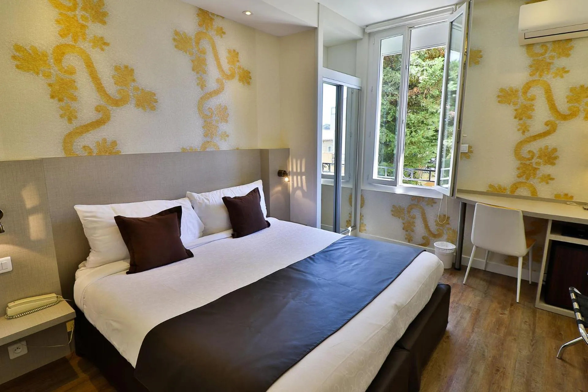 Bedroom, Bed in Hôtel Provençal