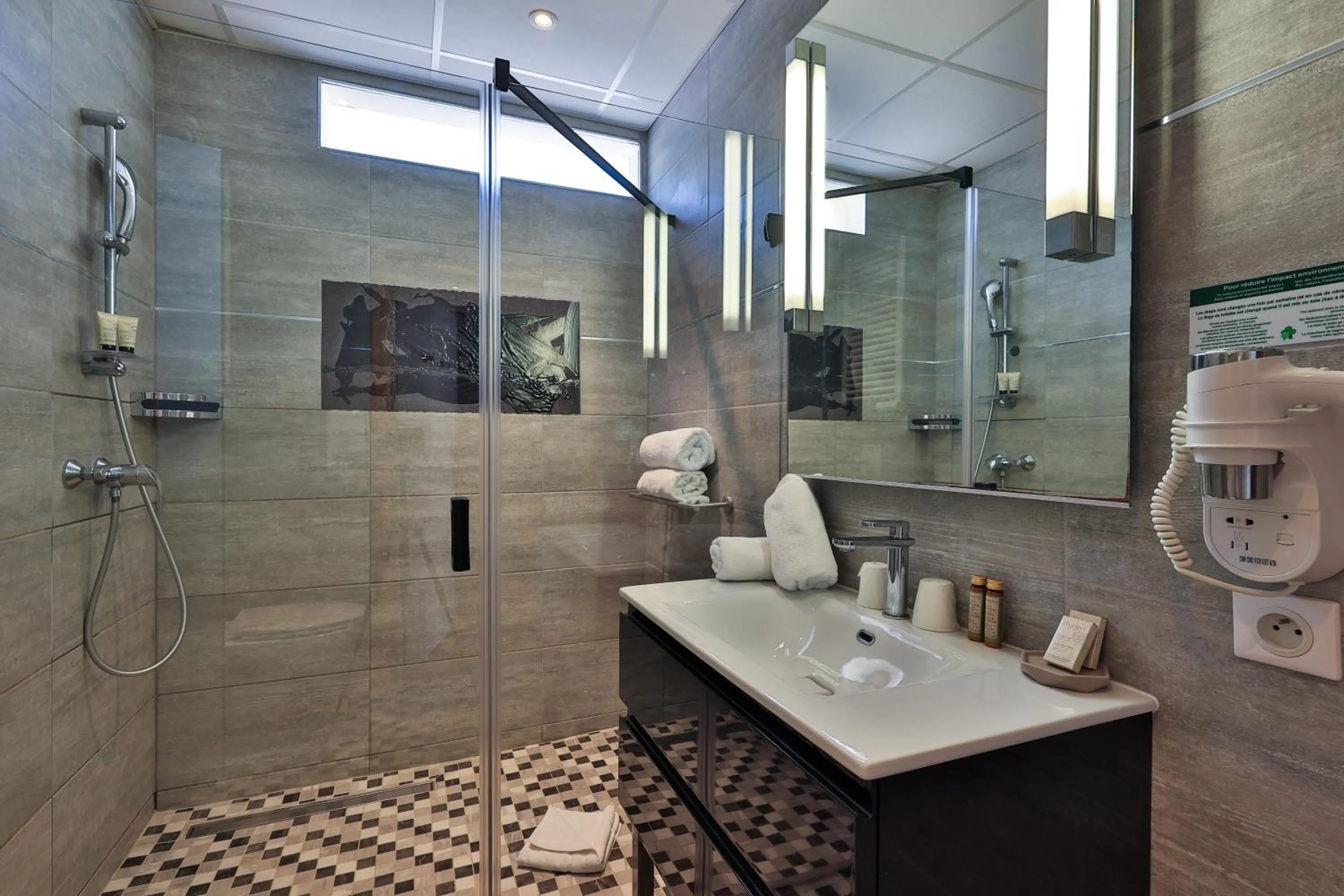 Bathroom in Hôtel Provençal