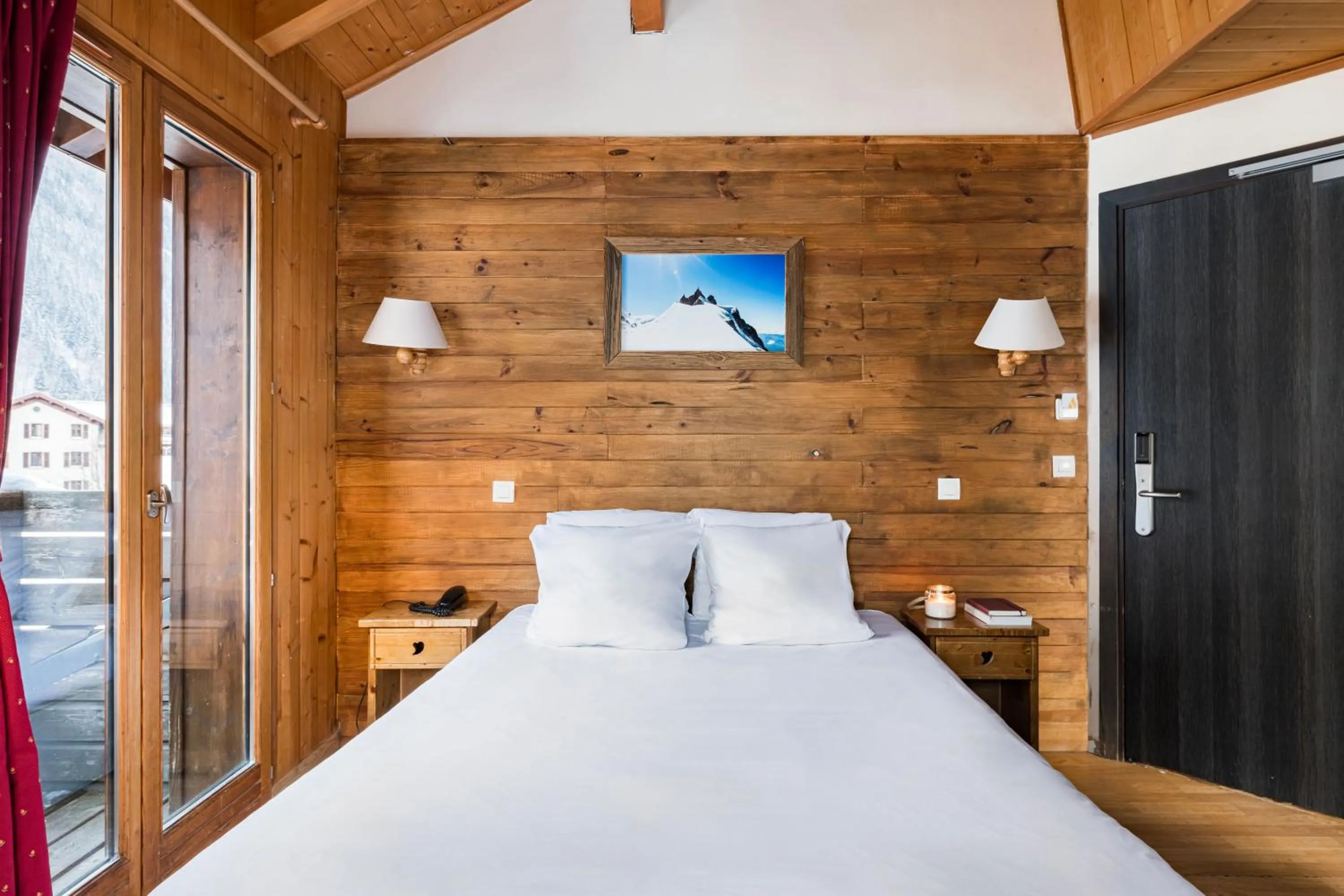 Photo of the whole room, Bed in Hôtel Vallée Blanche