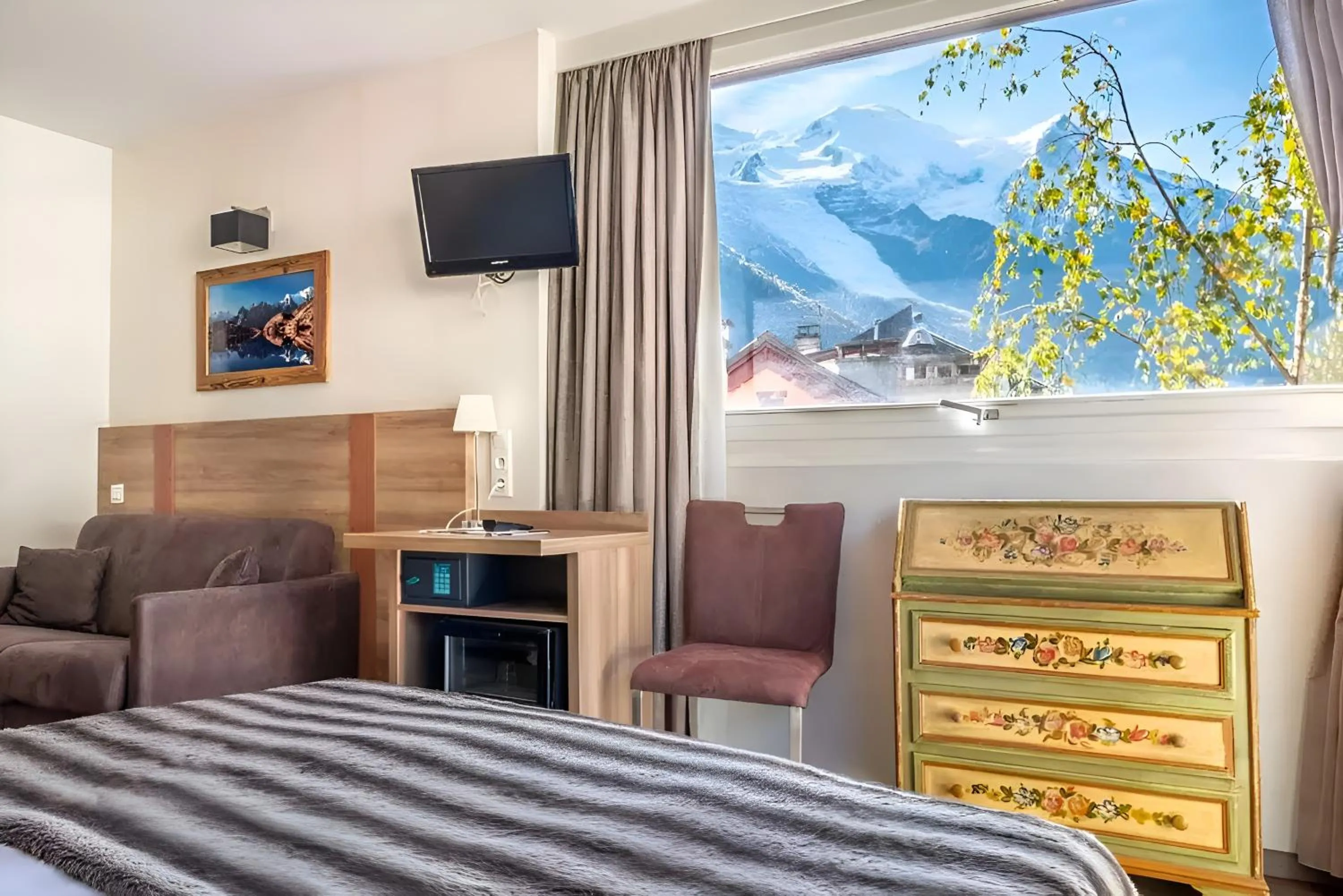 Photo of the whole room, Bed in Hôtel Vallée Blanche