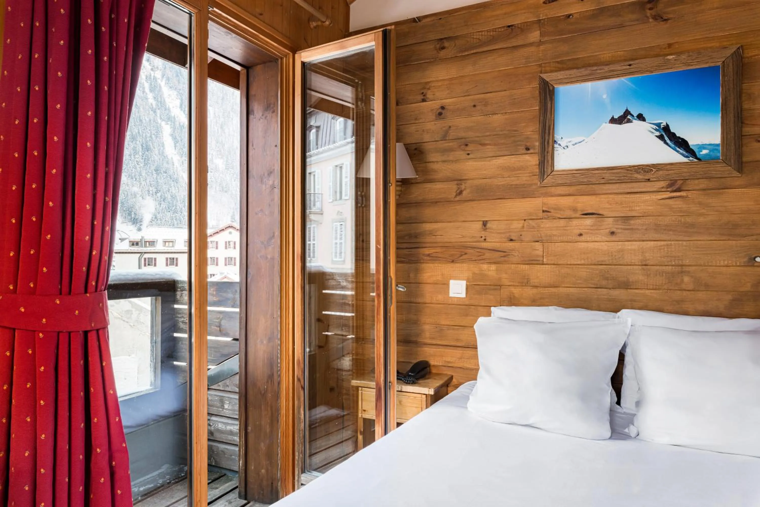 Photo of the whole room, Bed in Hôtel Vallée Blanche