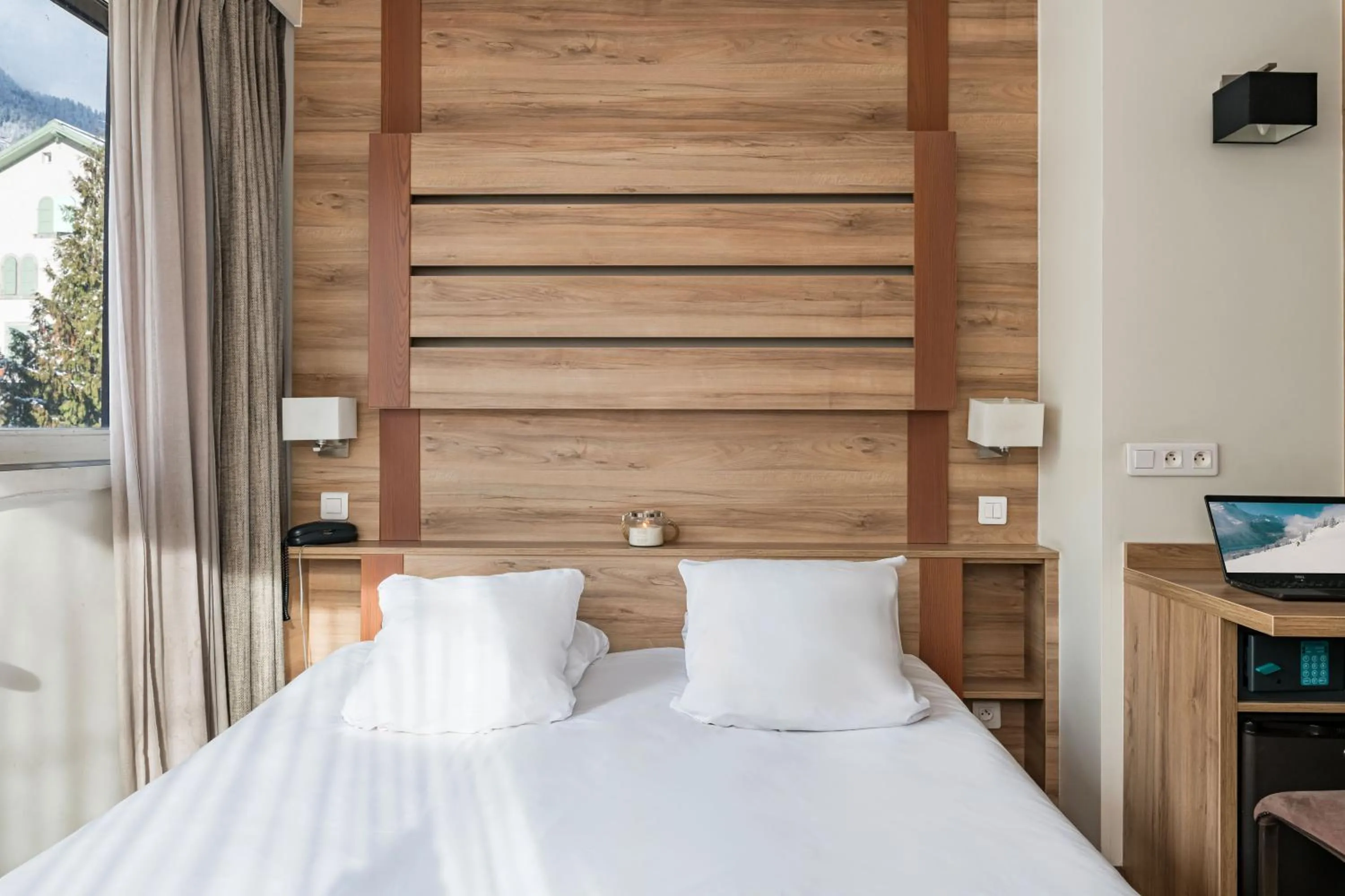 Photo of the whole room, Bed in Hôtel Vallée Blanche