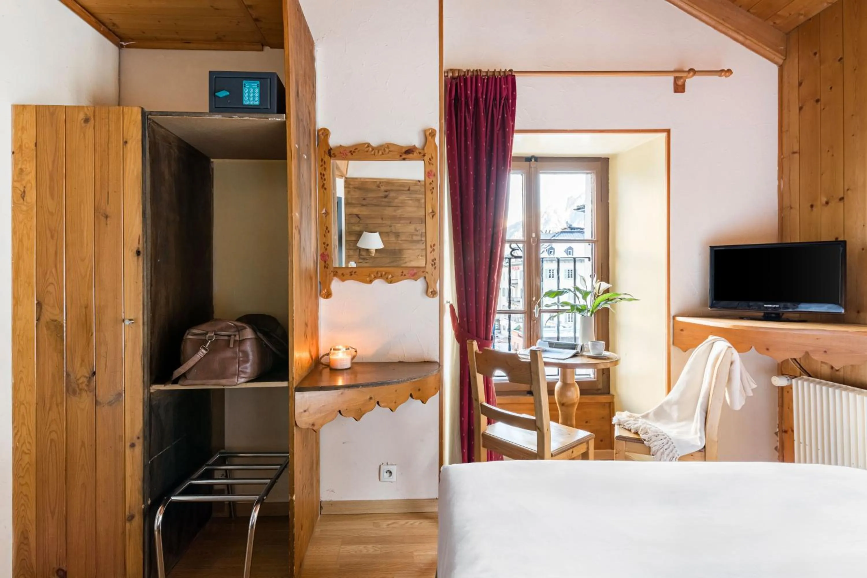 Photo of the whole room, Bed in Hôtel Vallée Blanche