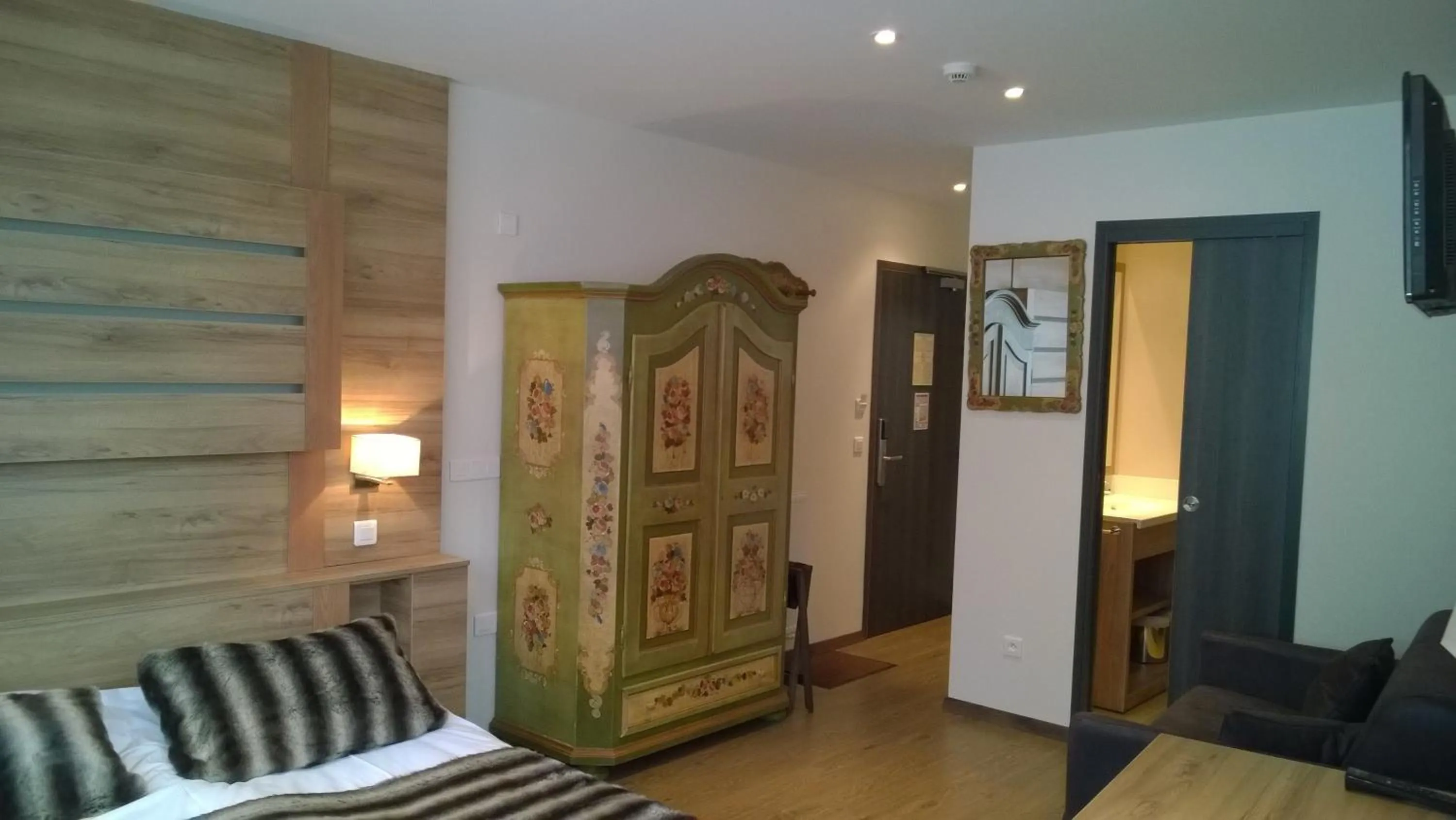 Photo of the whole room in Hôtel Vallée Blanche