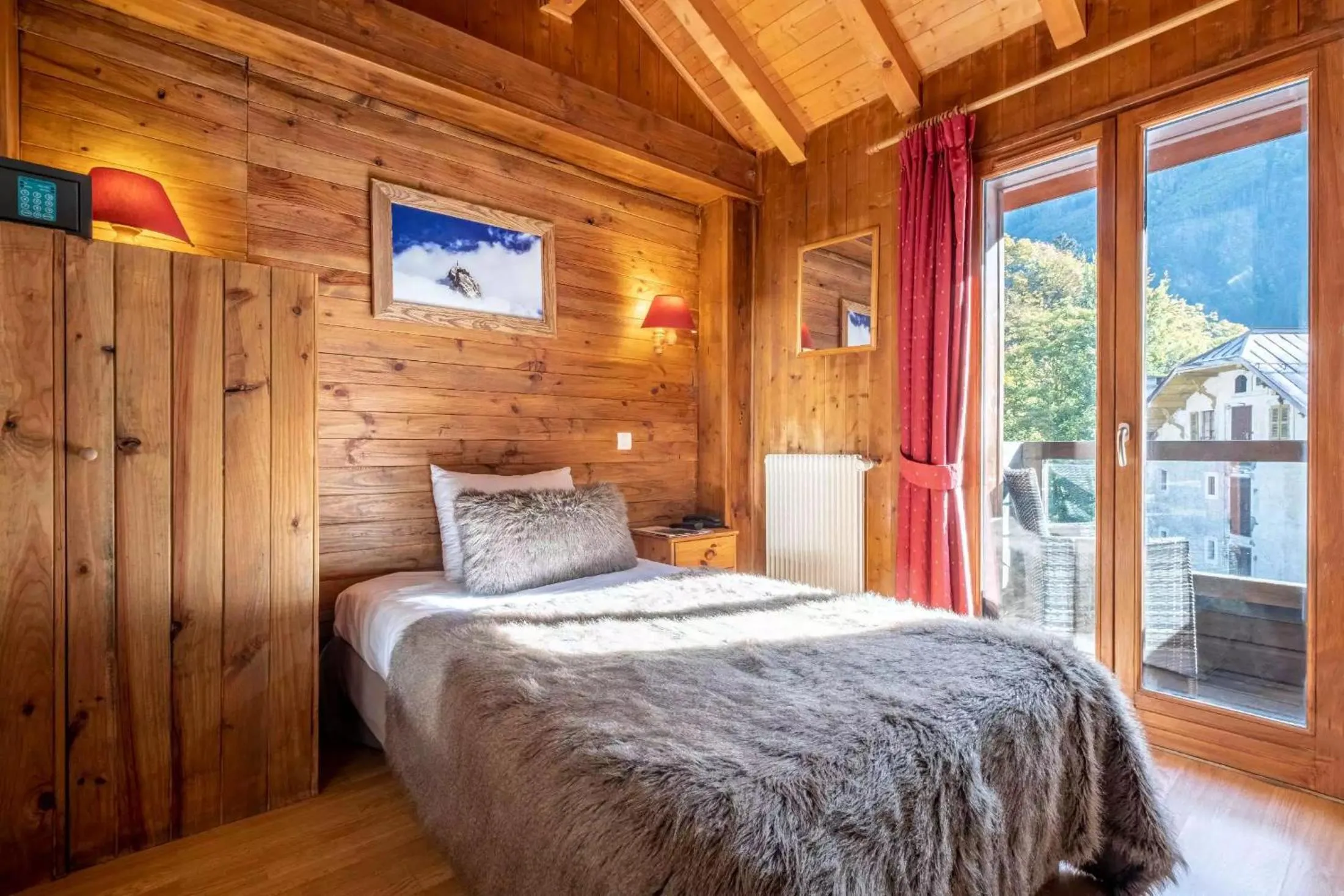 Photo of the whole room, Bed in Hôtel Vallée Blanche