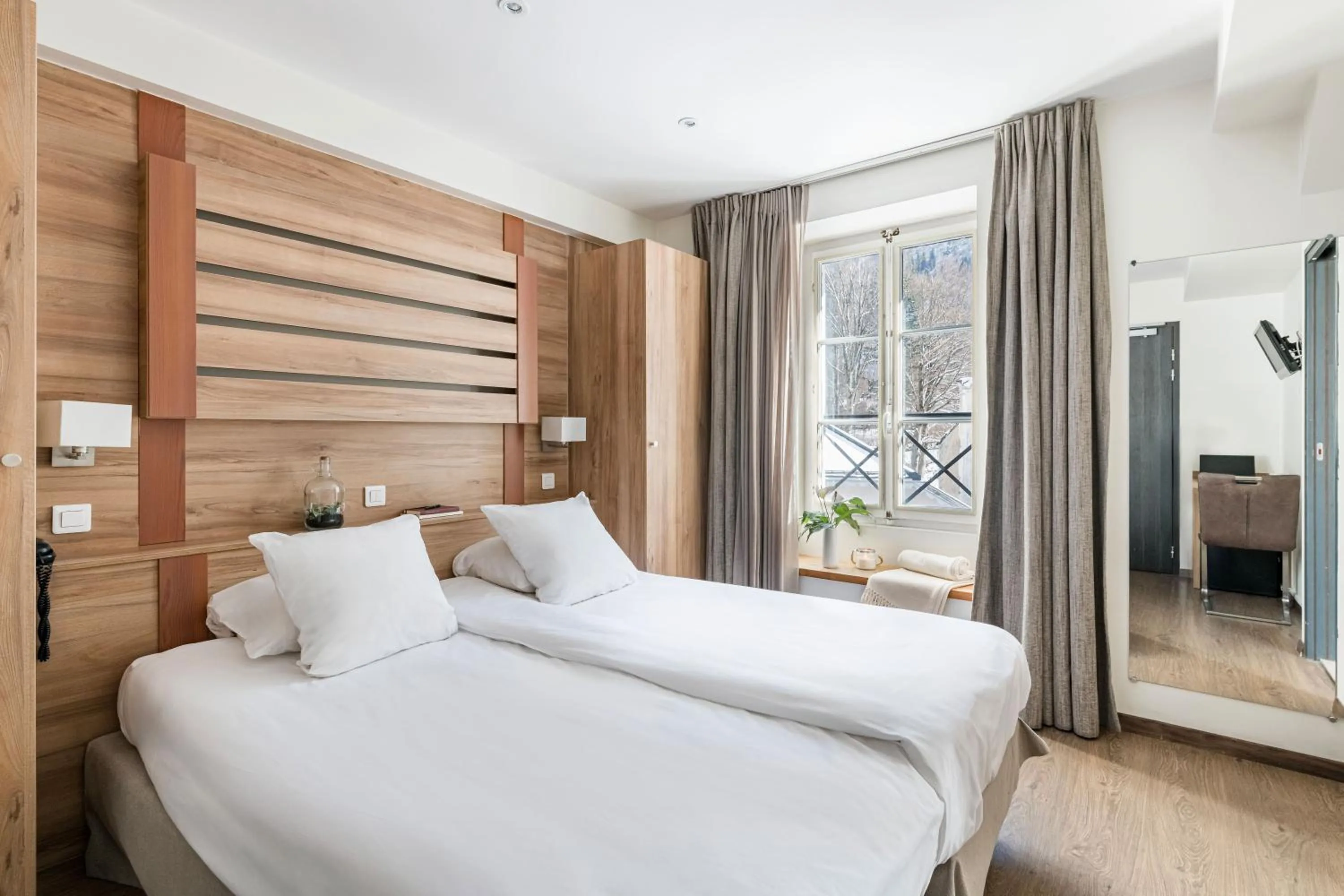 Photo of the whole room, Bed in Hôtel Vallée Blanche