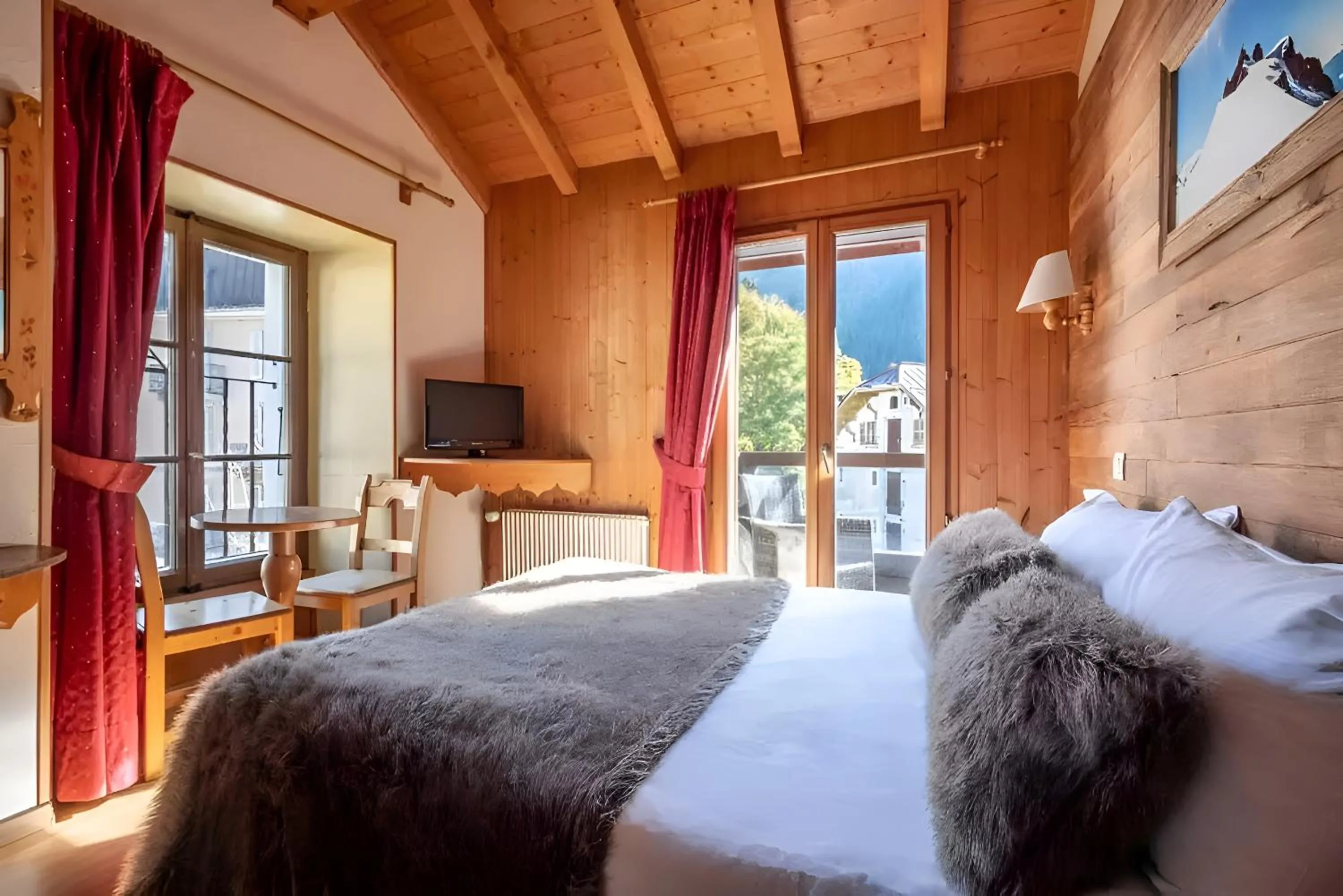 Photo of the whole room, Bed in Hôtel Vallée Blanche