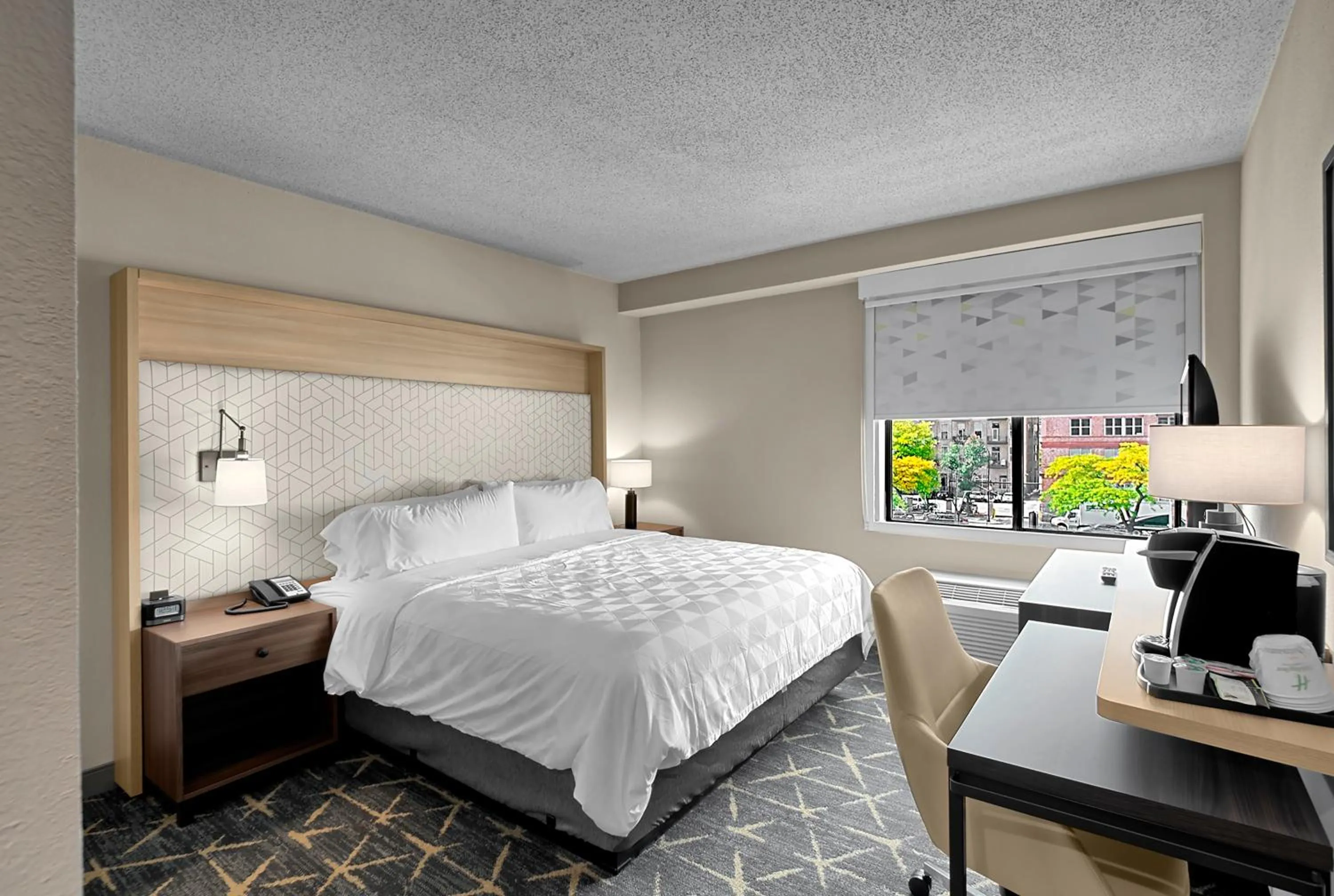 Photo of the whole room, Bed in Holiday Inn Hotel & Suites Chicago - Downtown by IHG