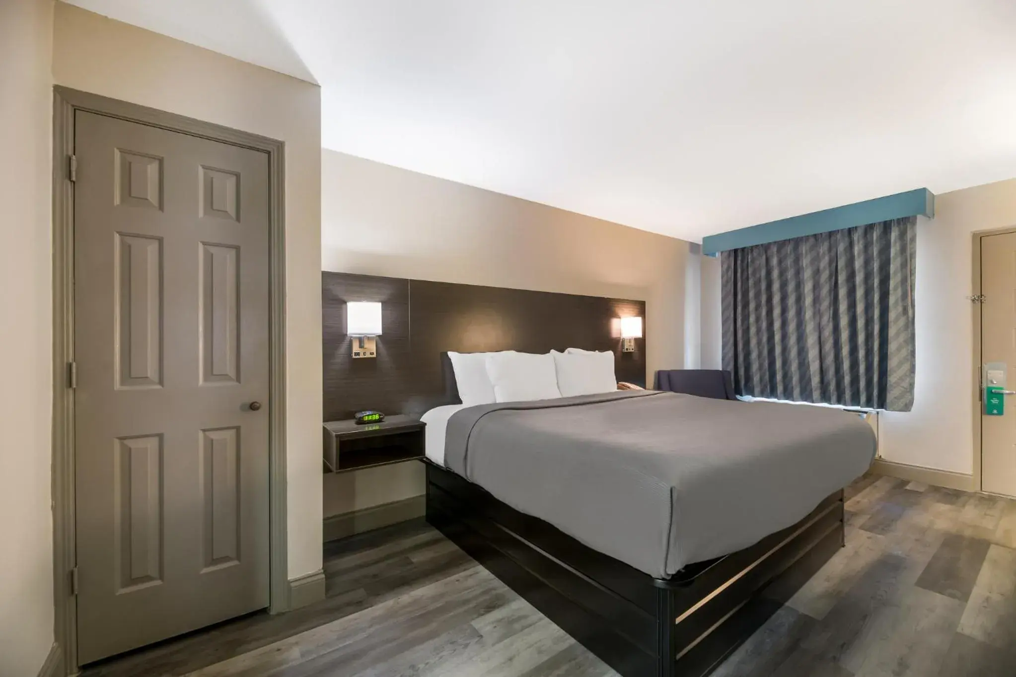 Queen Room - Non Smoking in Quality Inn & Suites Altamonte Springs Orlando-North Queen Room - Non Smoking in Quality Inn & Suites Altamonte Springs Orlando-North