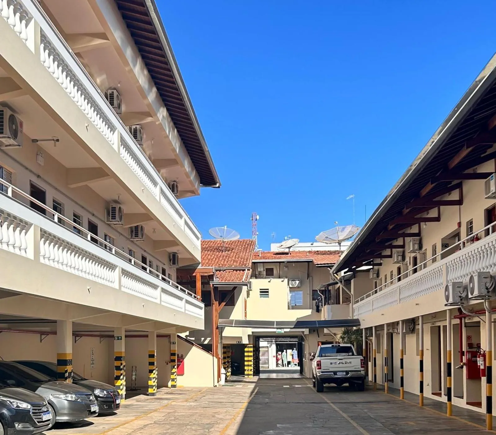 Property building in Hotel Garrafão Boituva - 5 min da Rod Castelo Branco KM 116