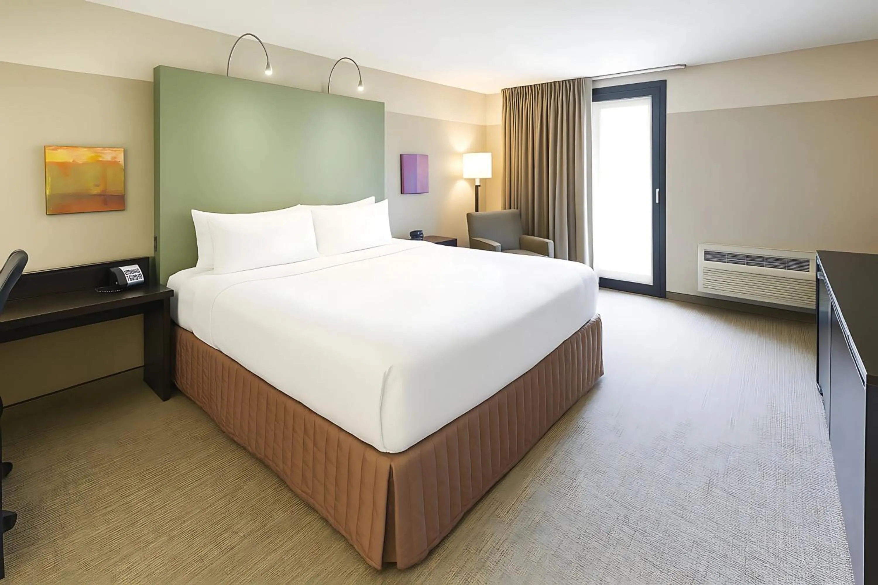 Bed in Crowne Plaza - Chicago West Loop by IHG