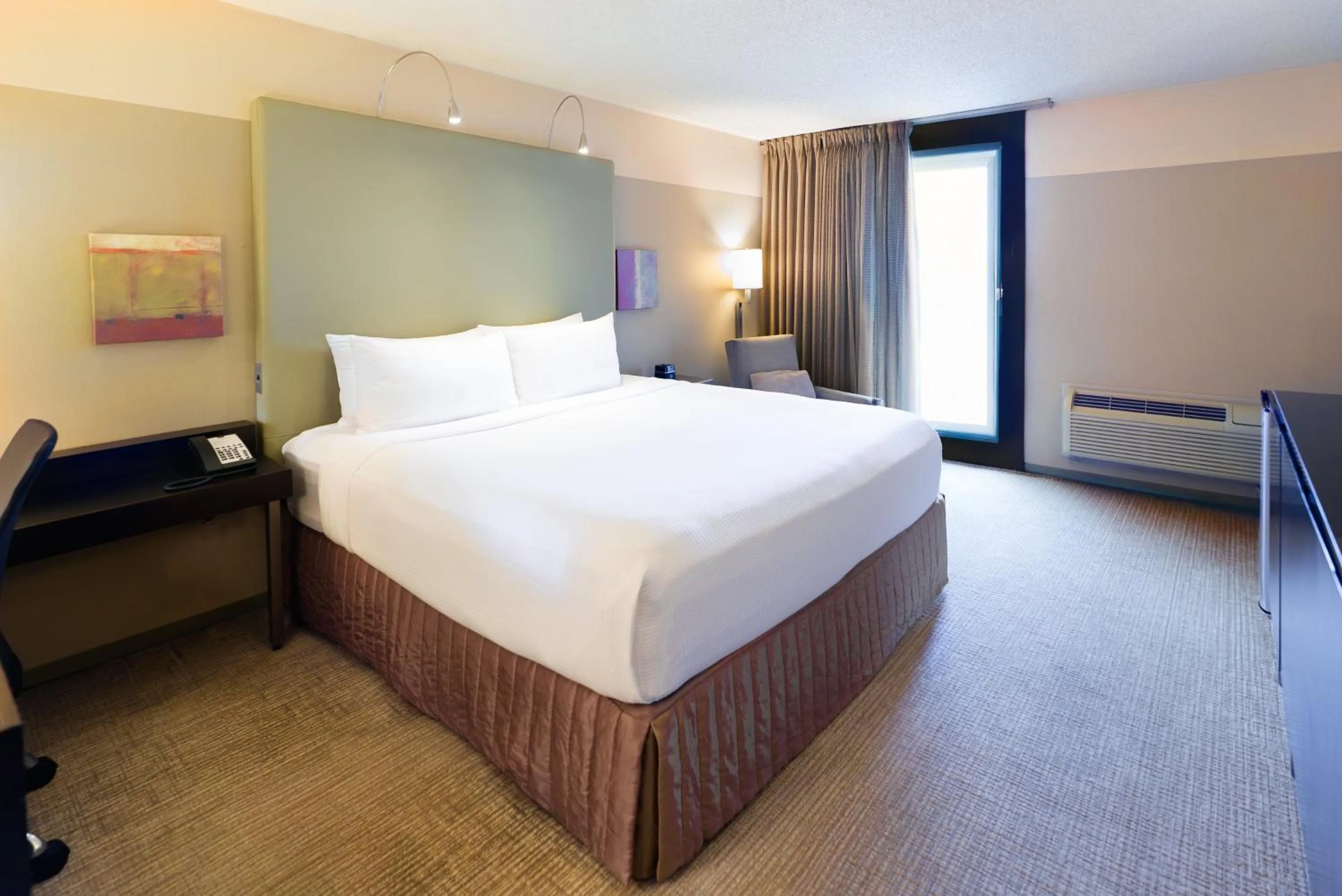 Photo of the whole room, Bed in Crowne Plaza - Chicago West Loop by IHG
