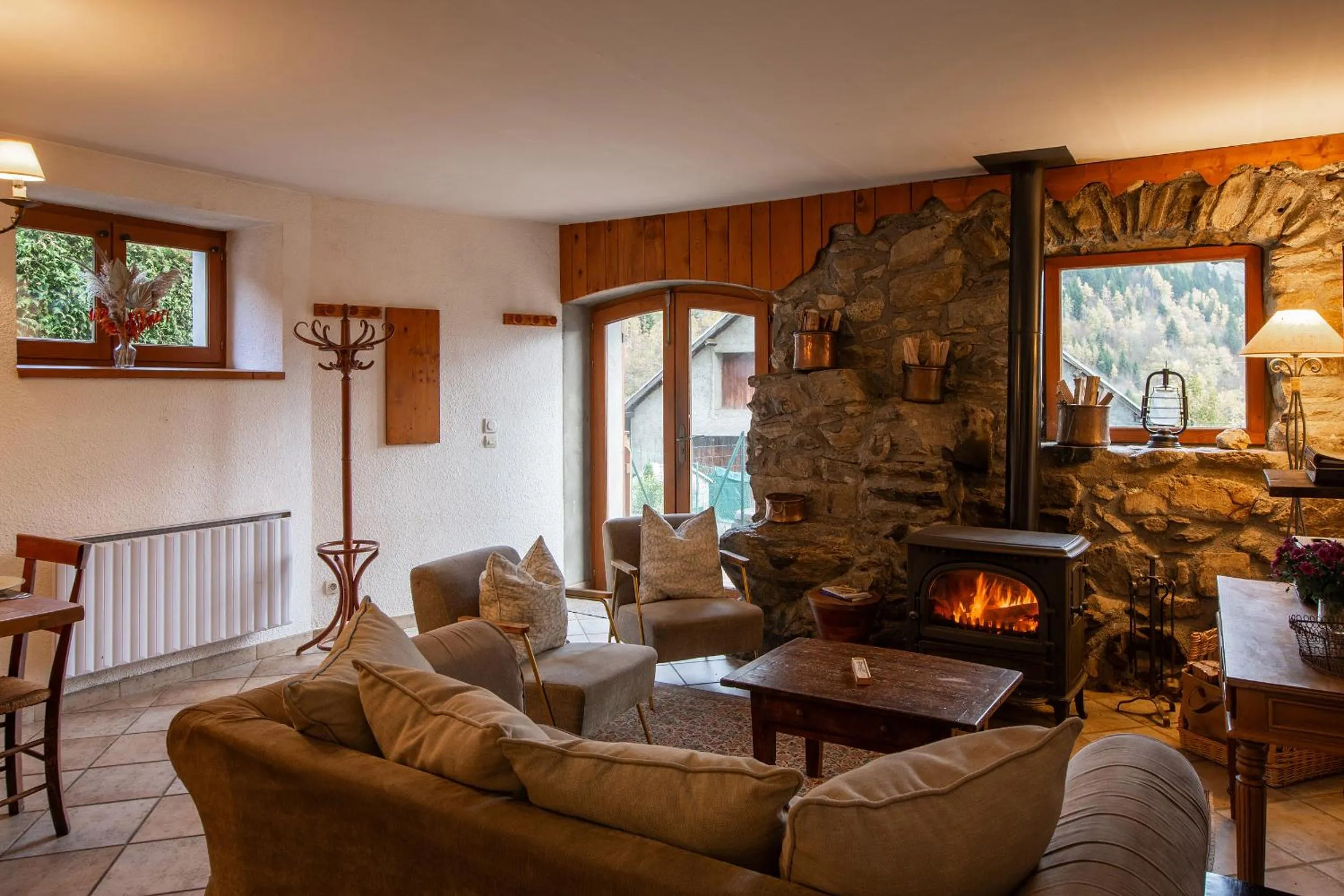 Ski Peak - Chalet Dibona, cosy log fire evenings 200m from the slopes