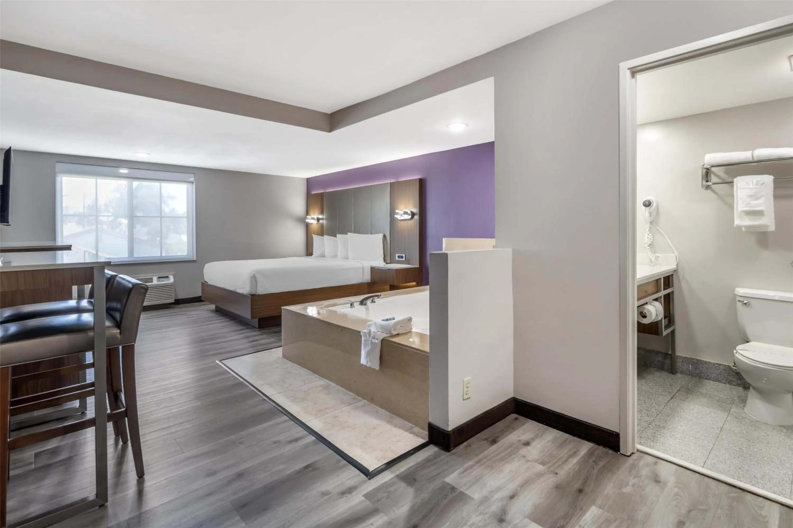 Bedroom, Bed in Best Western Airport Plaza Inn Hotel - Los Angeles LAX