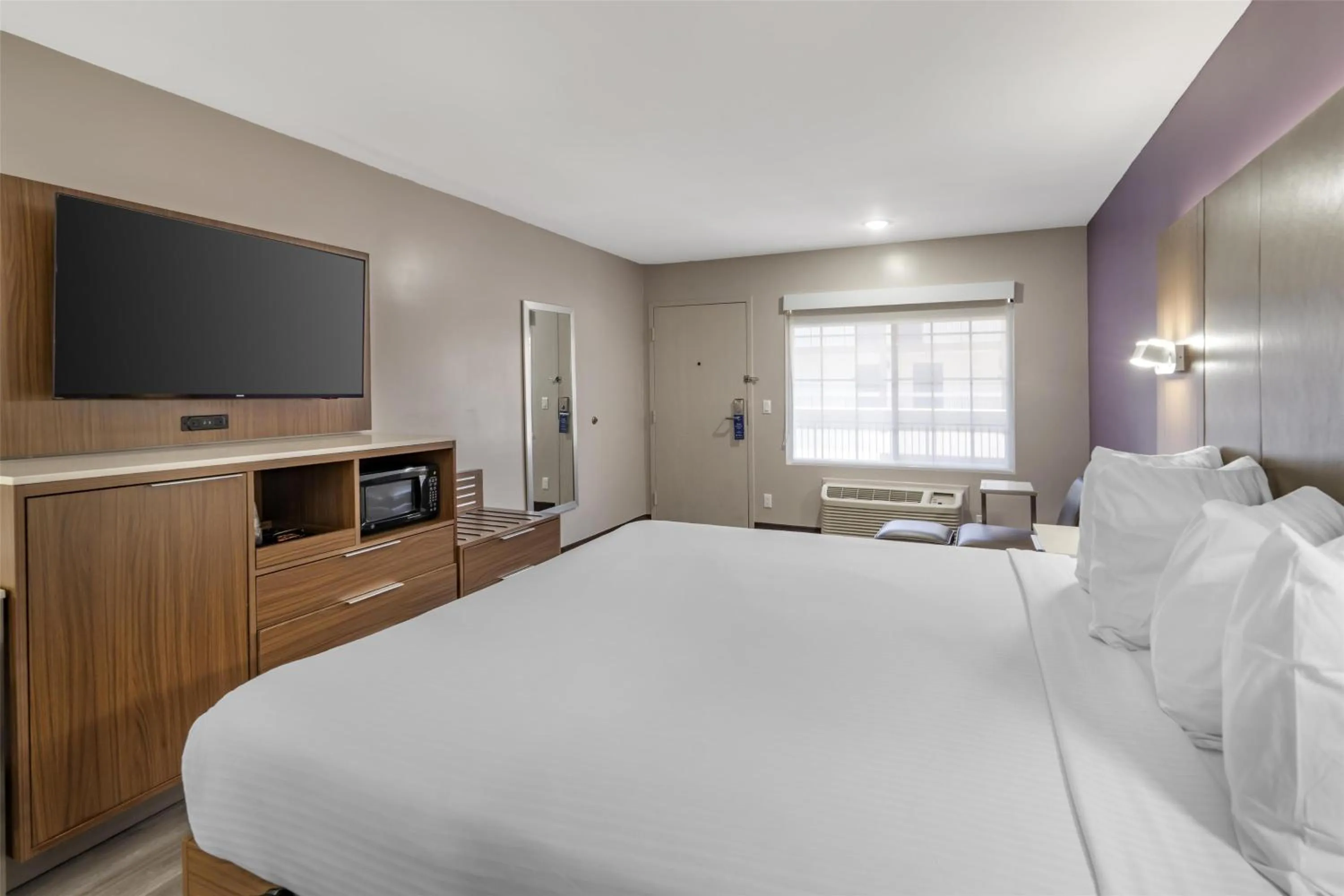 Bedroom, Bed in Best Western Airport Plaza Inn Hotel - Los Angeles LAX