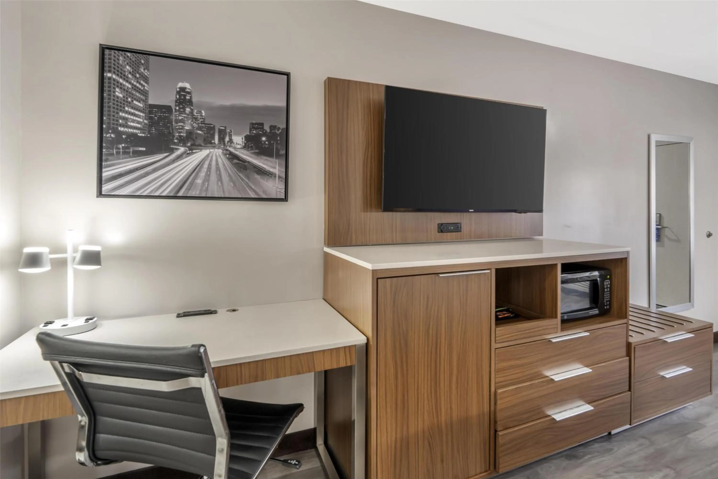 Bedroom in Best Western Airport Plaza Inn Hotel - Los Angeles LAX