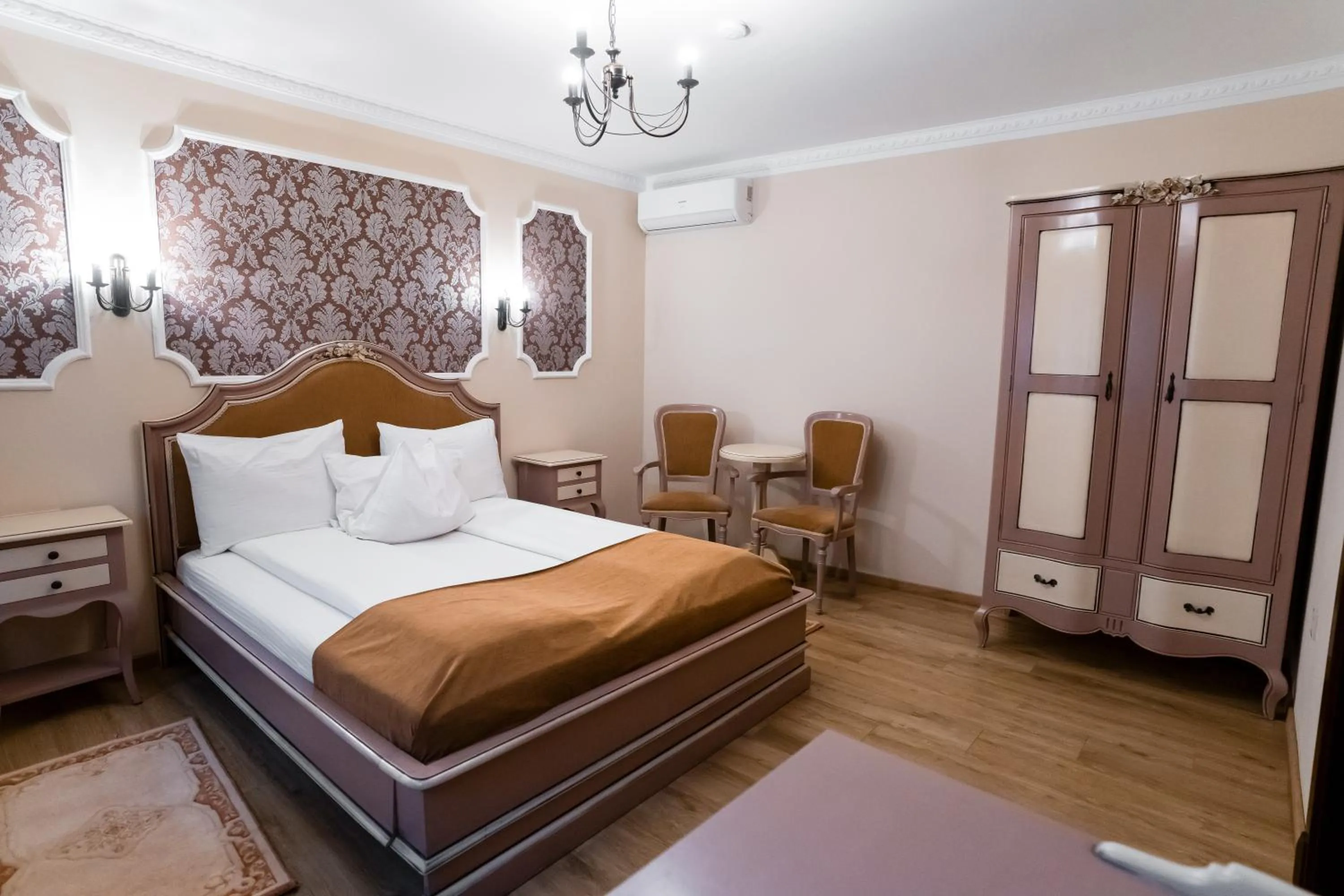 Seating area, Bed in Rosen Villa Sibiu