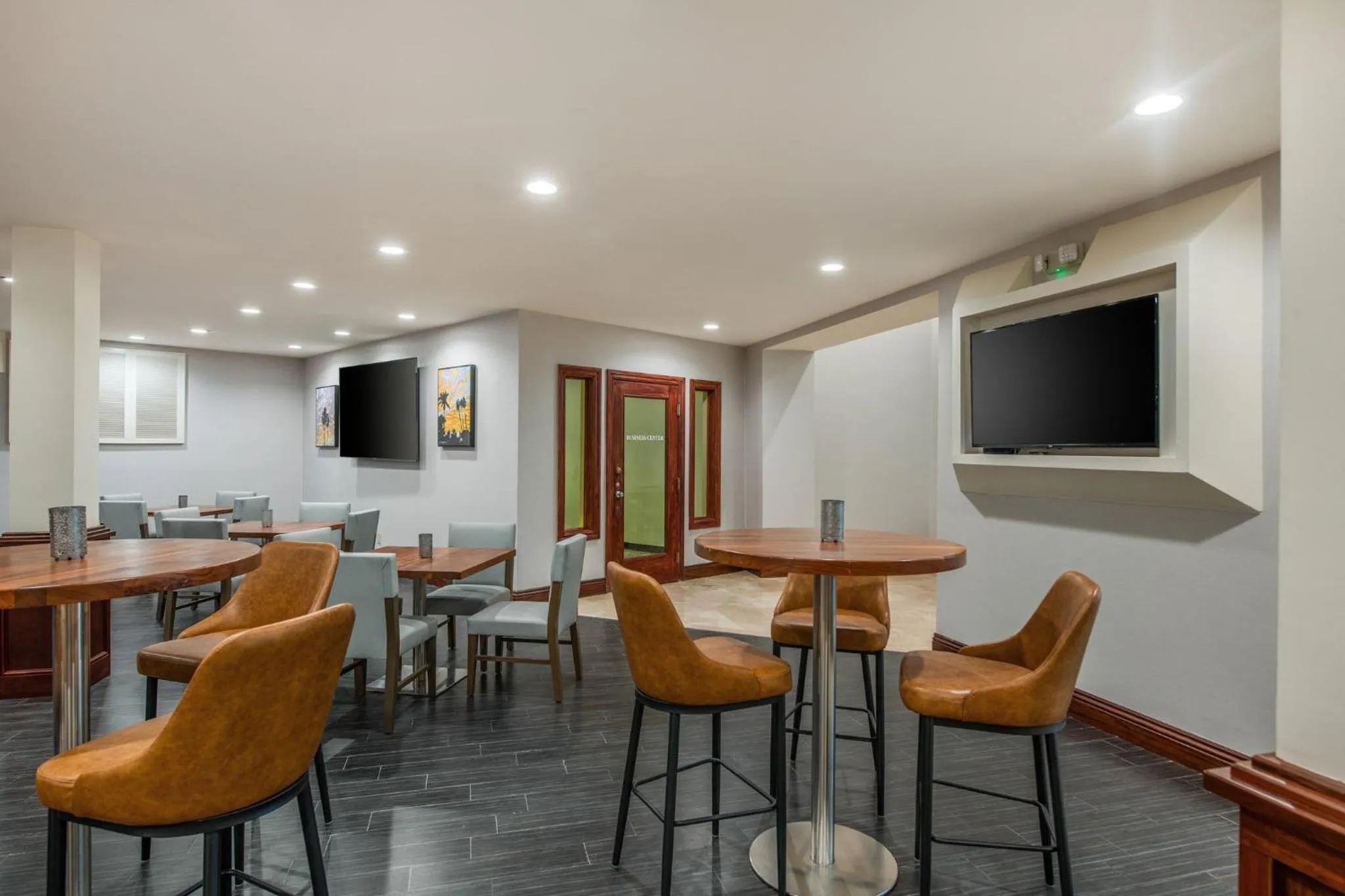 Lounge or bar in Crowne Plaza San Diego - Mission Valley by IHG