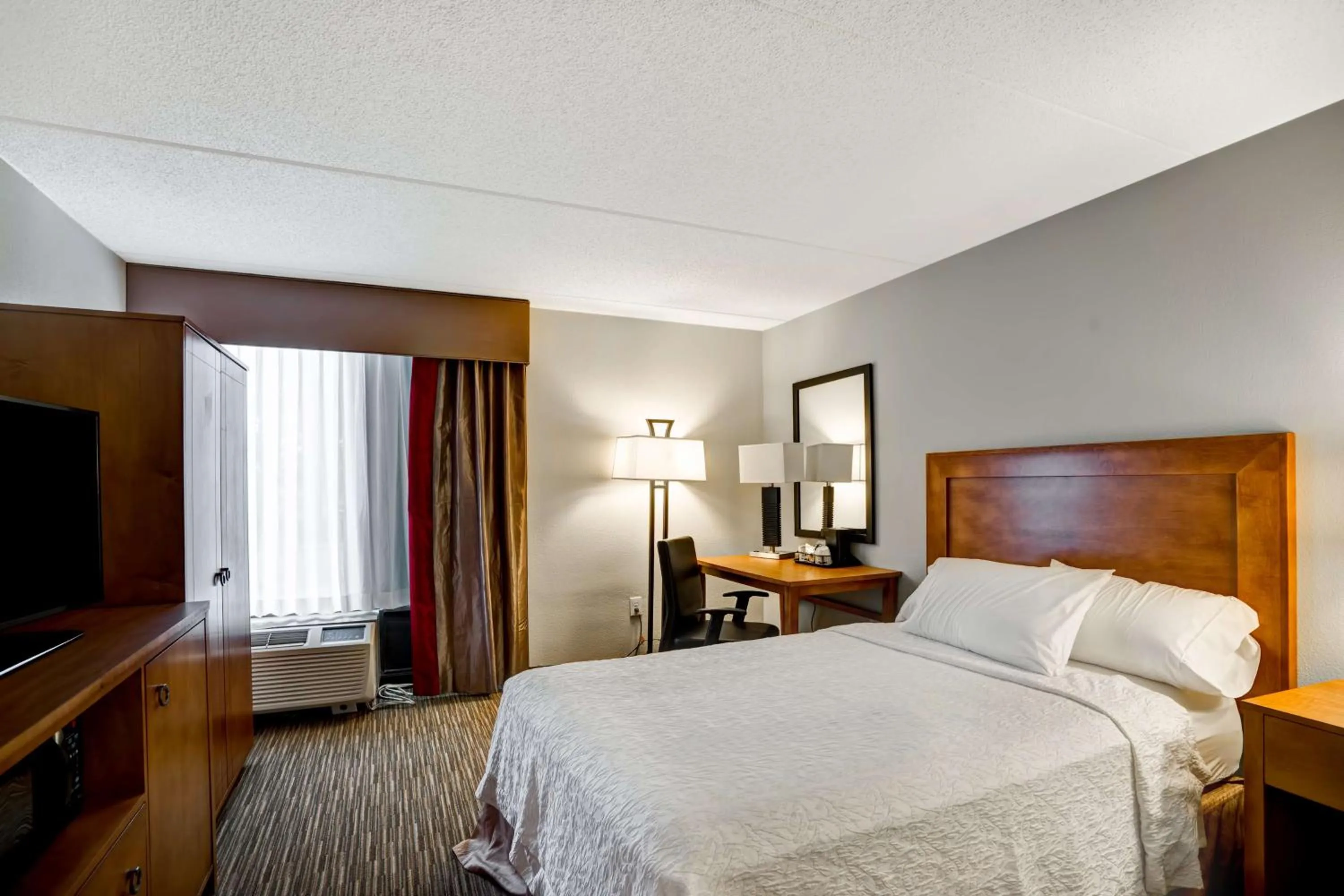 Bed in Hampton Inn Norfolk-Naval Base