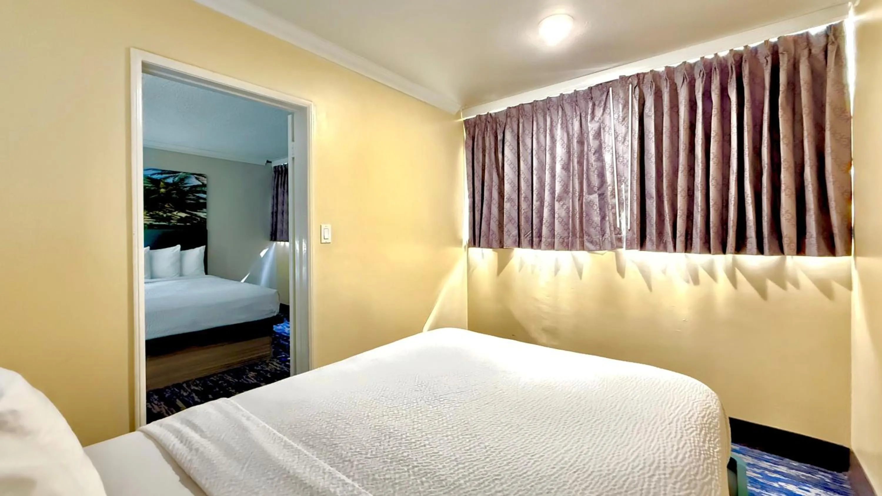 Bed in Days Inn by Wyndham Los Angeles LAX Airport Stadium Area