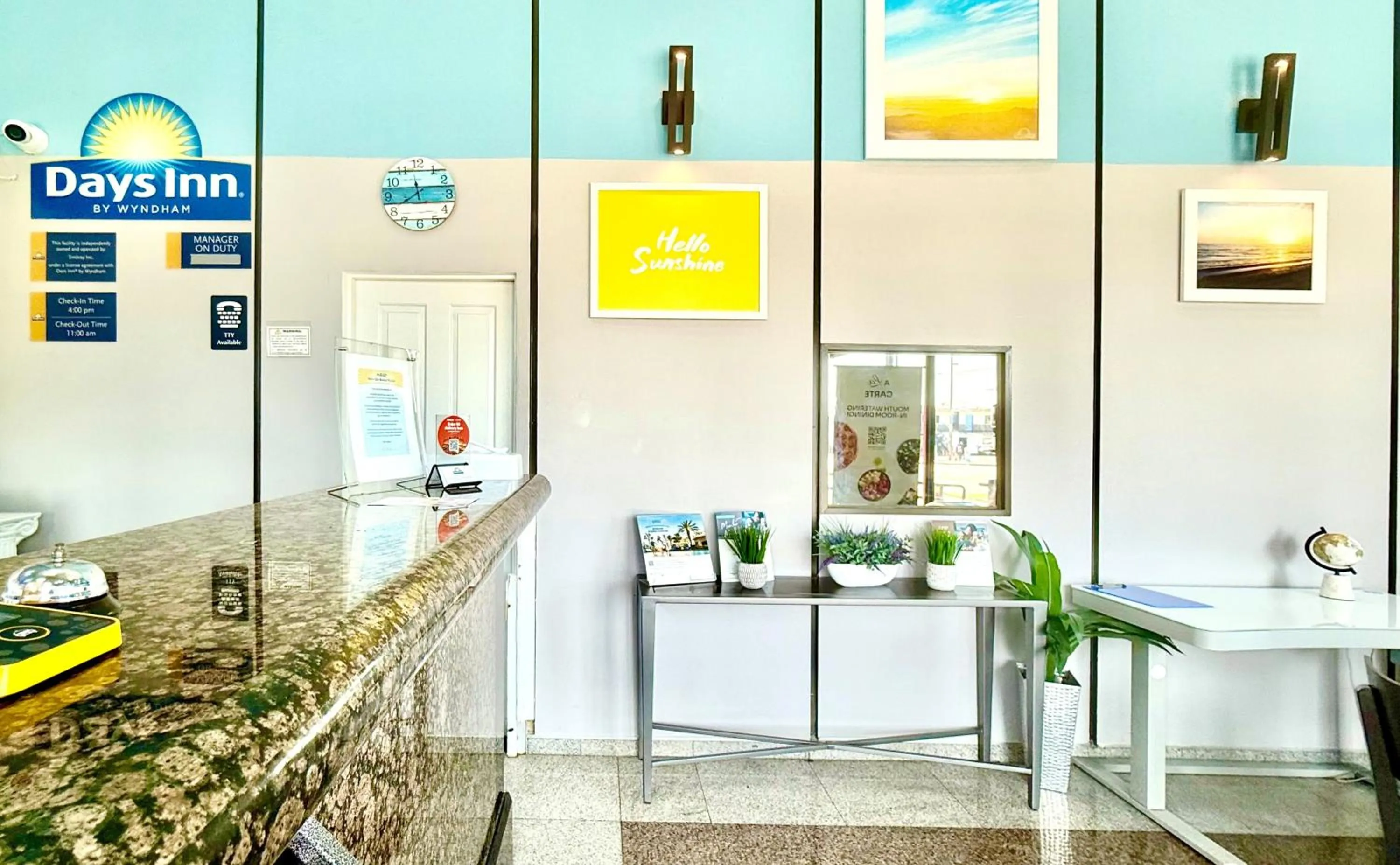 Lobby or reception in Days Inn by Wyndham Los Angeles LAX Airport Stadium Area