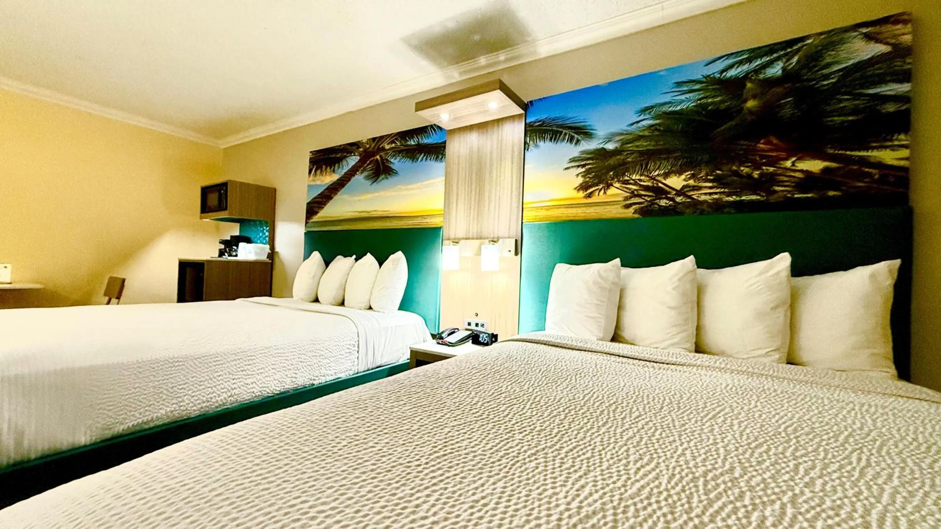 Bed in Days Inn by Wyndham Los Angeles LAX Airport Stadium Area