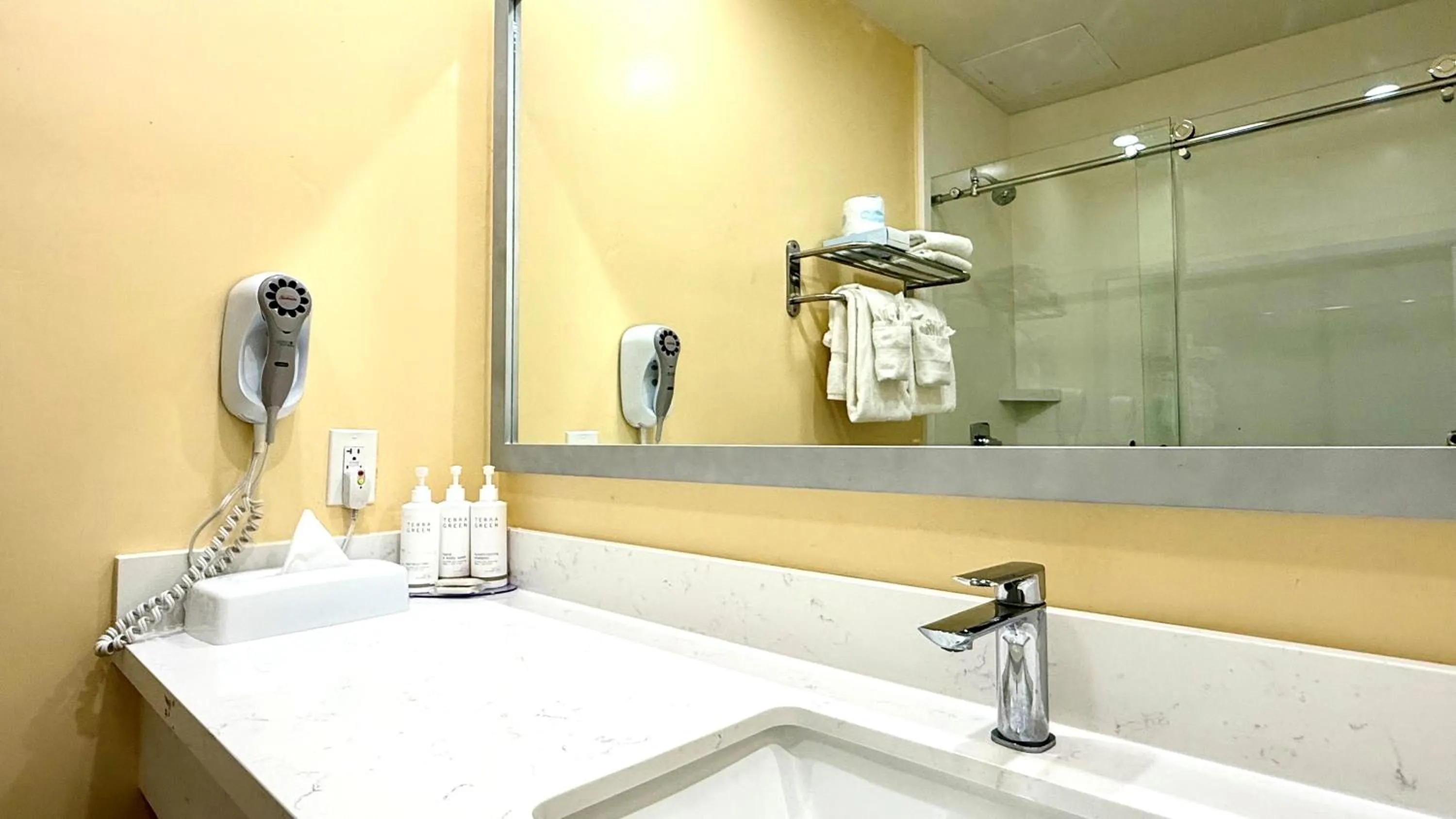Shower in Days Inn by Wyndham Los Angeles LAX Airport Stadium Area