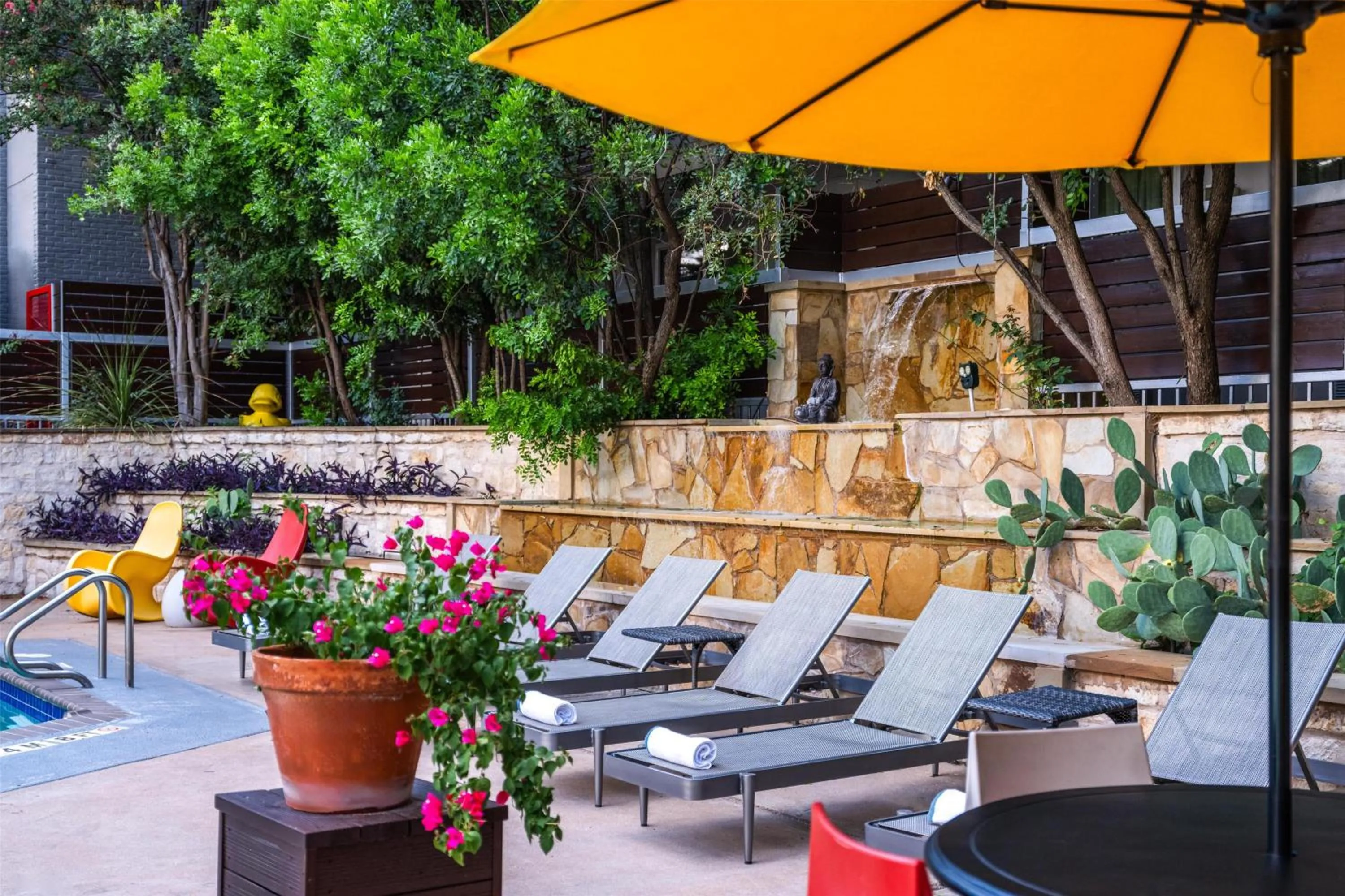 Pool view in Aiden Austin City Hotel