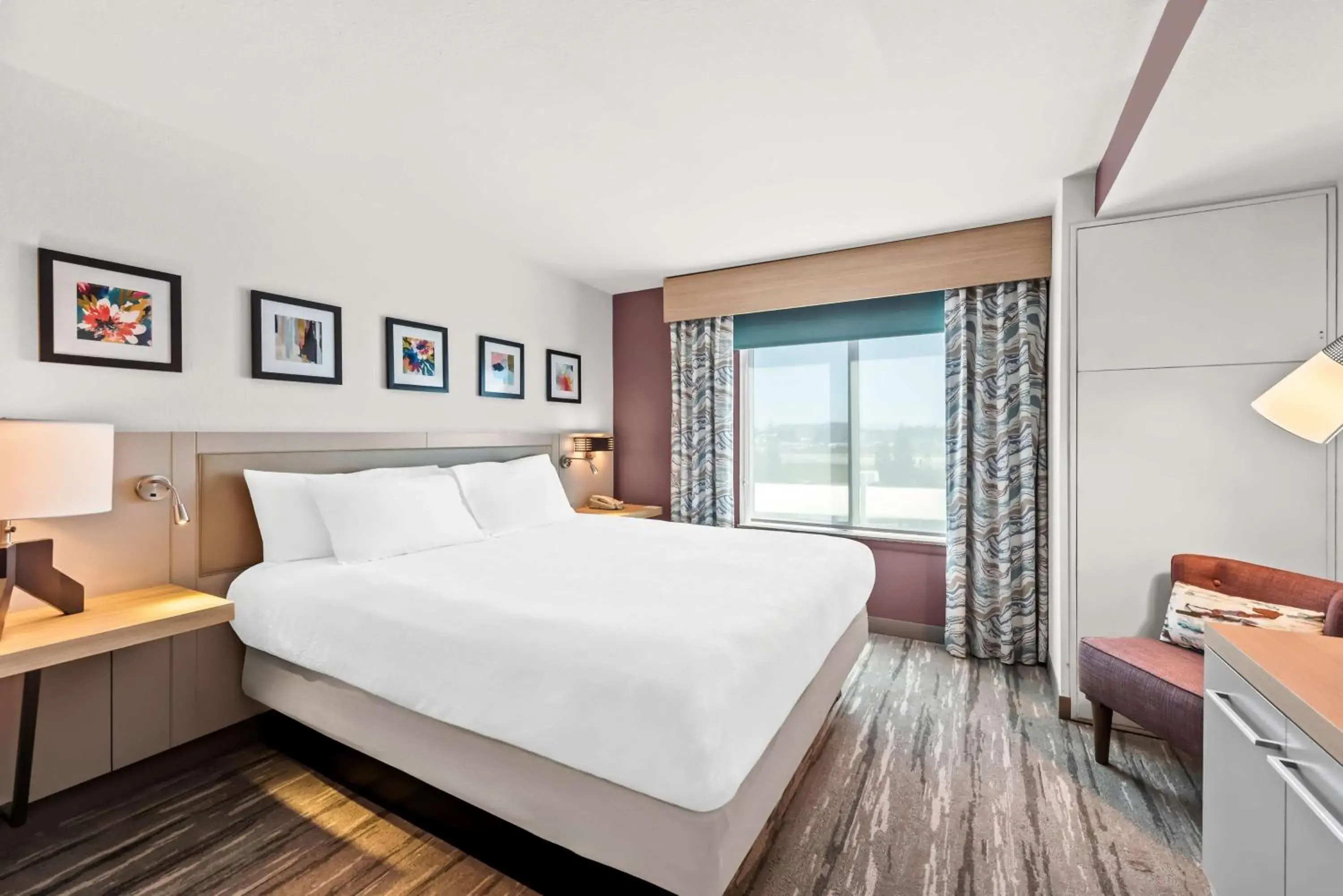 Junior King Suite with Sofa Bed in Hilton Garden Inn Seattle North/Everett Junior King Suite with Sofa Bed in Hilton Garden Inn Seattle North/Everett